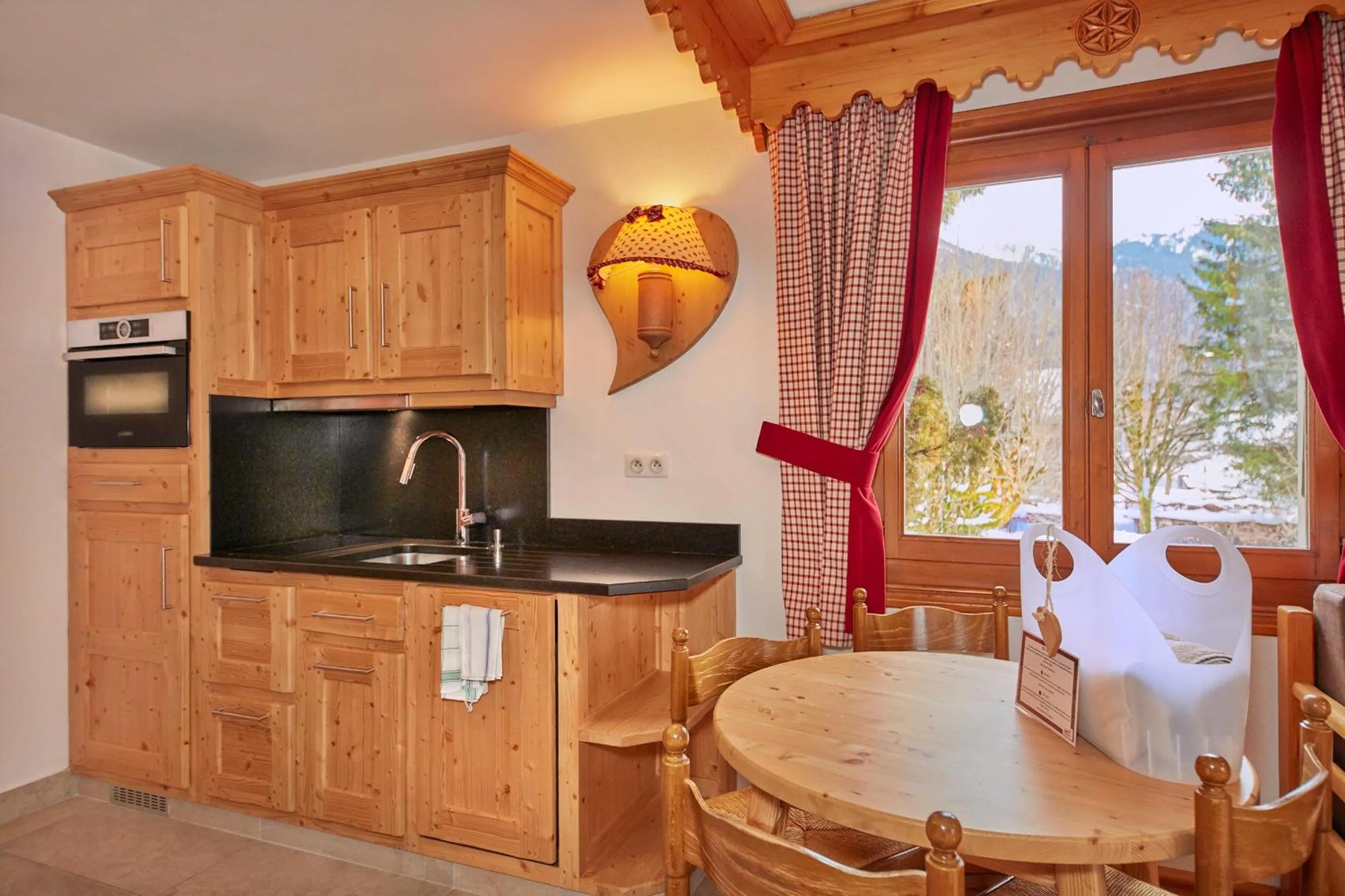 Kitchen or kitchenette in Chalet-Hôtel Neige et Roc, The Originals Relais