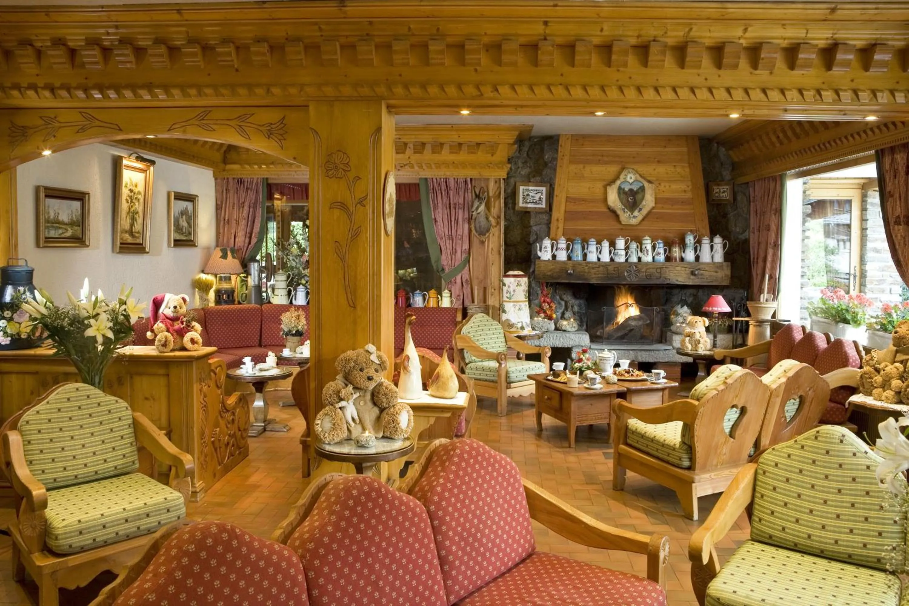 Lounge or bar in Chalet-Hôtel Neige et Roc, The Originals Relais