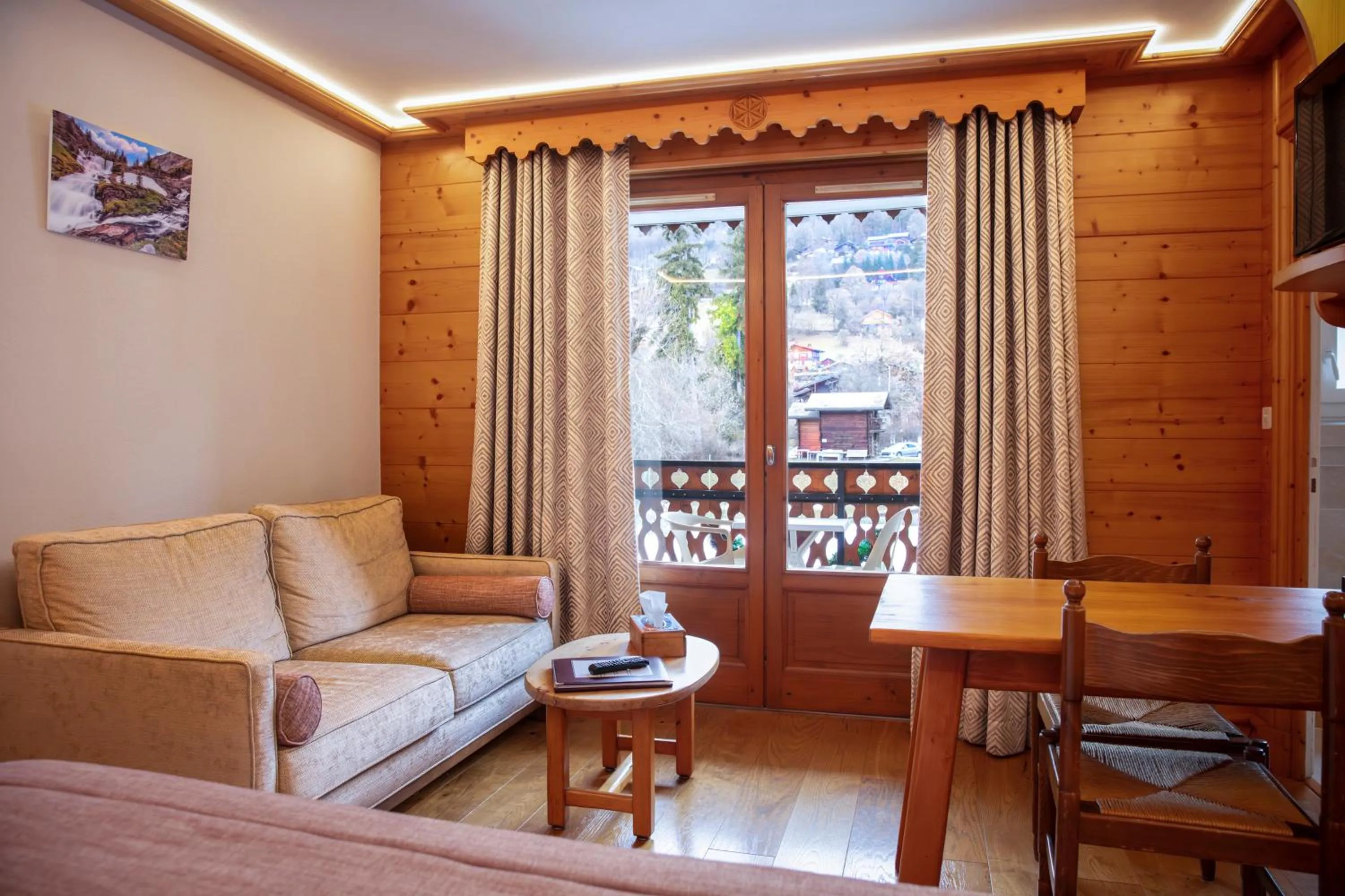 Living room in Chalet-Hôtel Neige et Roc, The Originals Relais