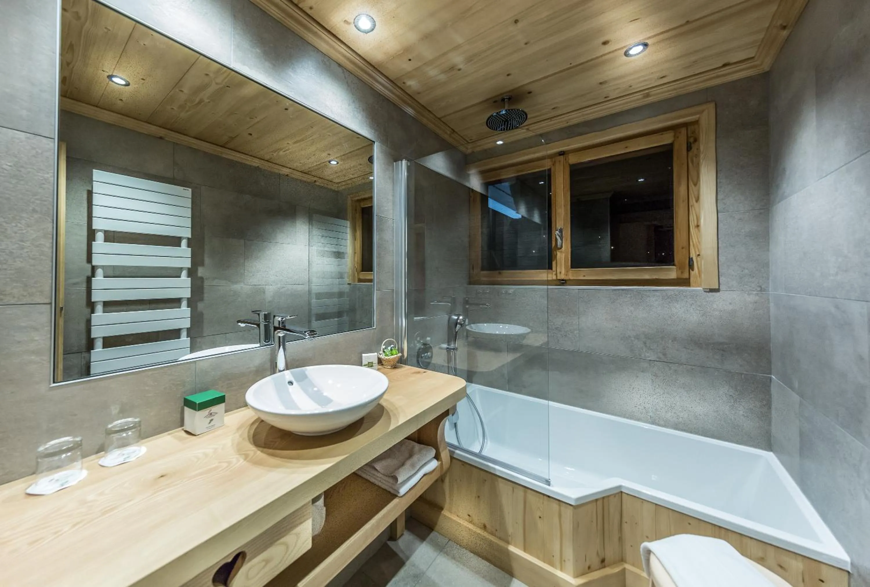 Bathroom in Chalet-Hôtel Neige et Roc, The Originals Relais