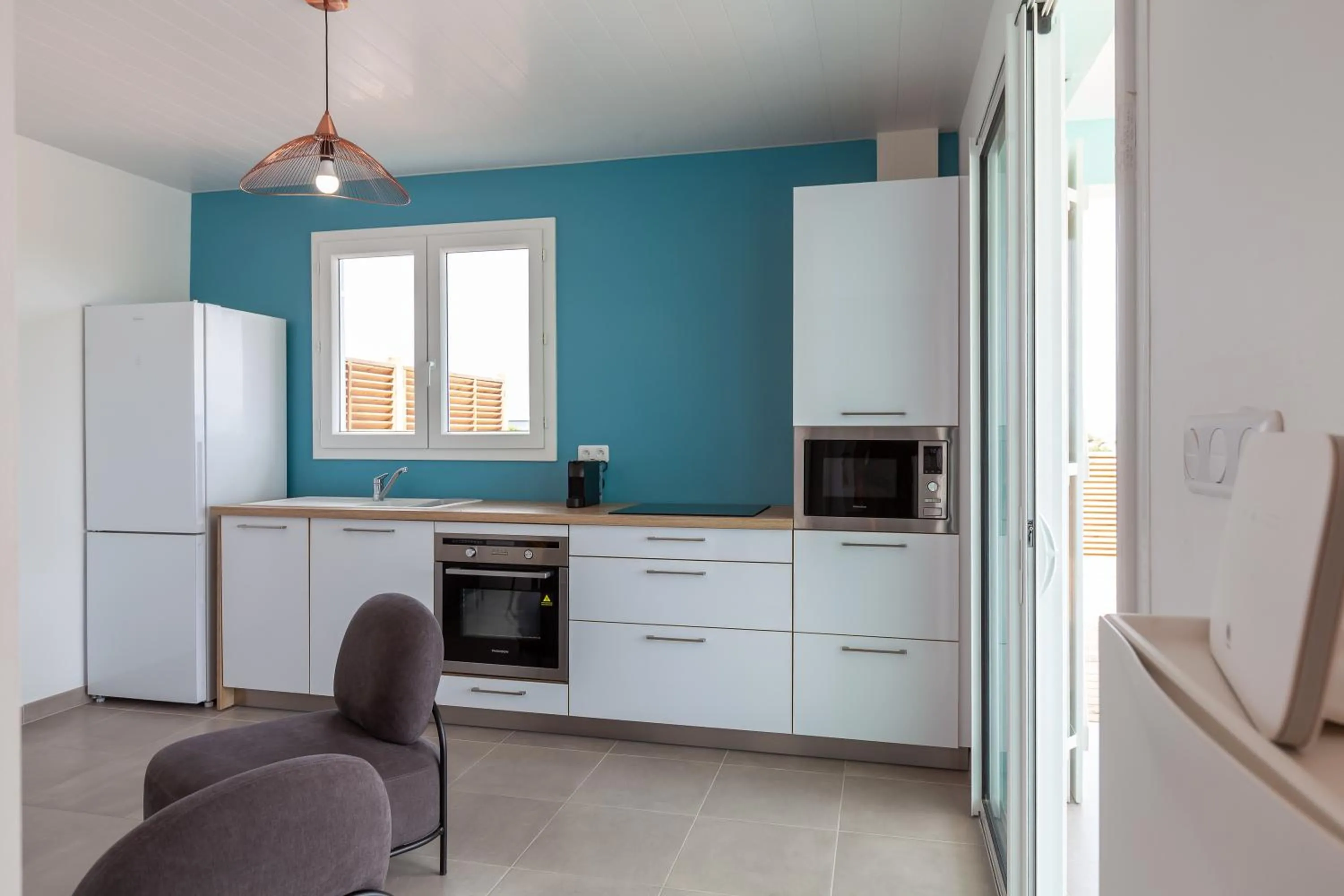 Kitchen or kitchenette in SeaCove & SeaSide Villas, classées 4 étoiles