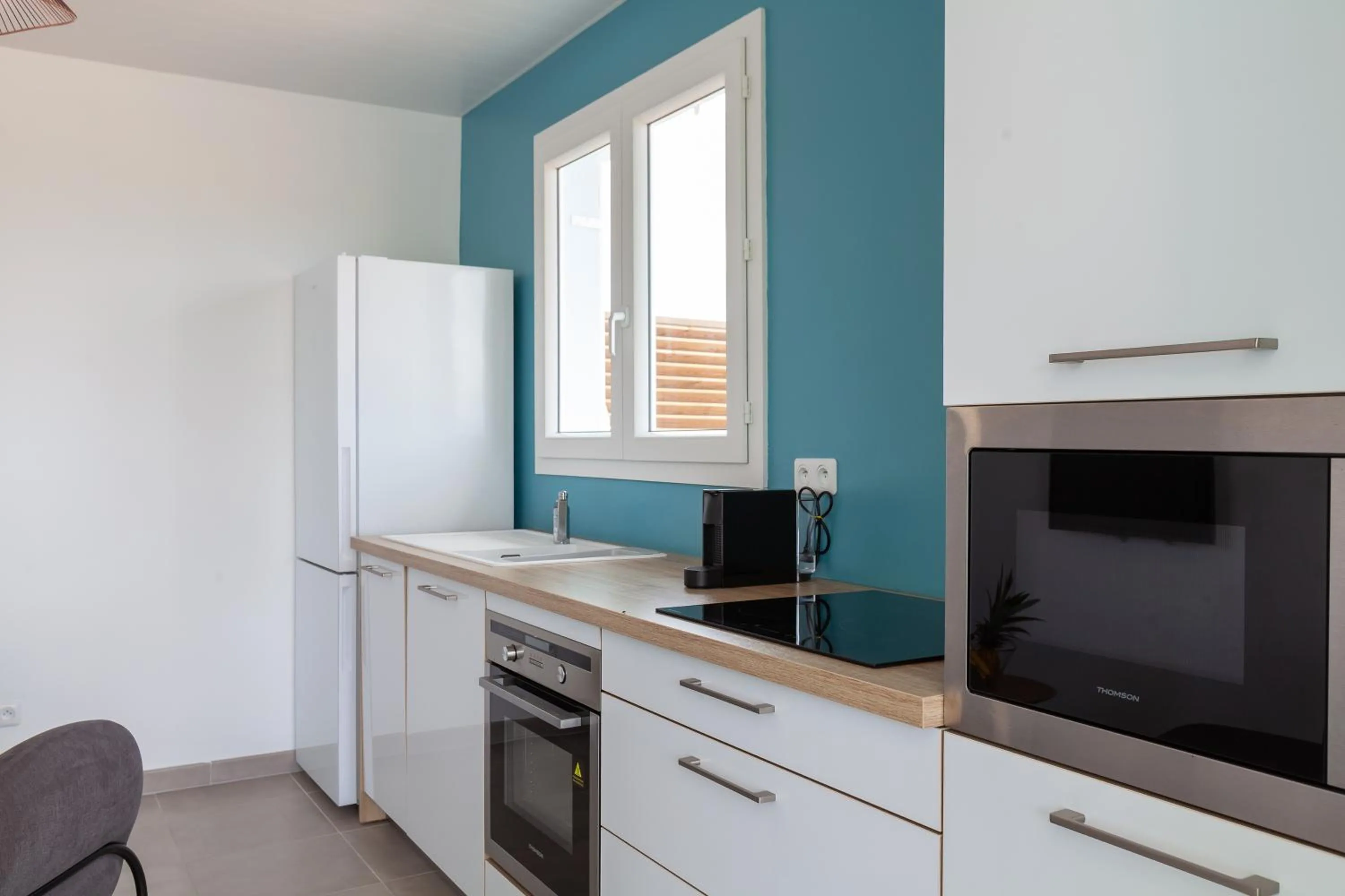 Kitchen or kitchenette in SeaCove & SeaSide Villas, classées 4 étoiles