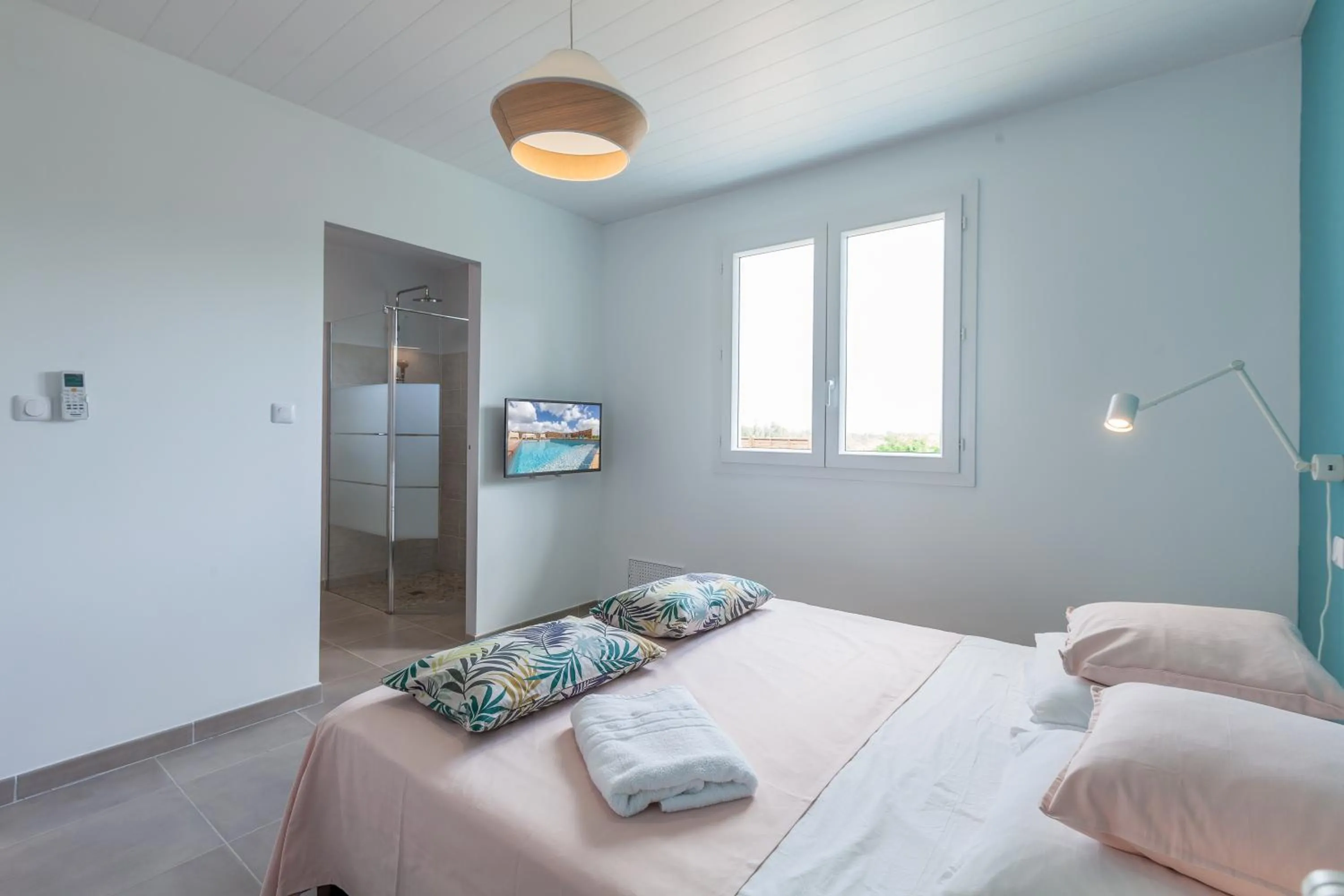 Bathroom, Bed in SeaCove & SeaSide Villas, classées 4 étoiles