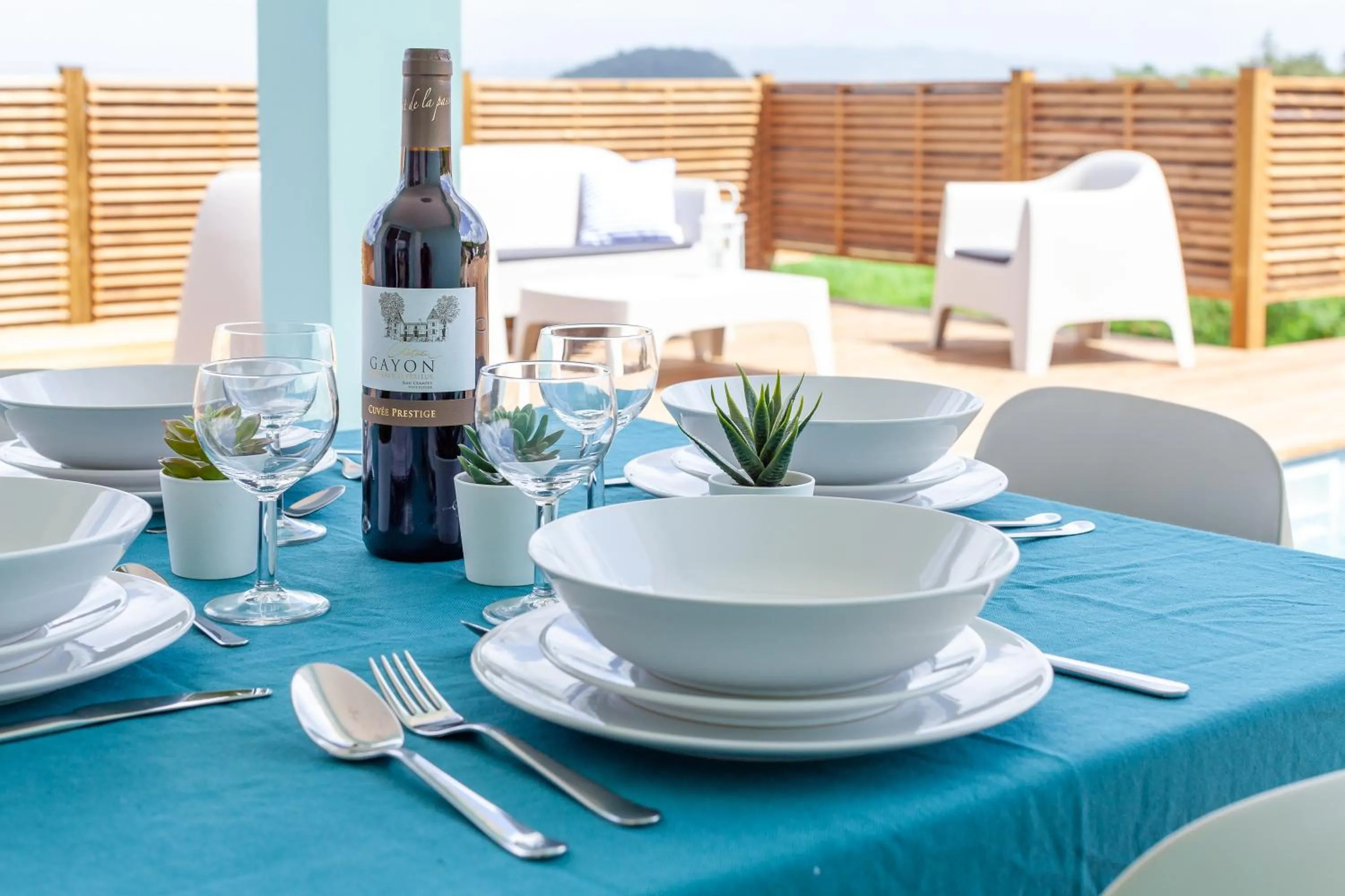 Dining area in SeaCove & SeaSide Villas, classées 4 étoiles
