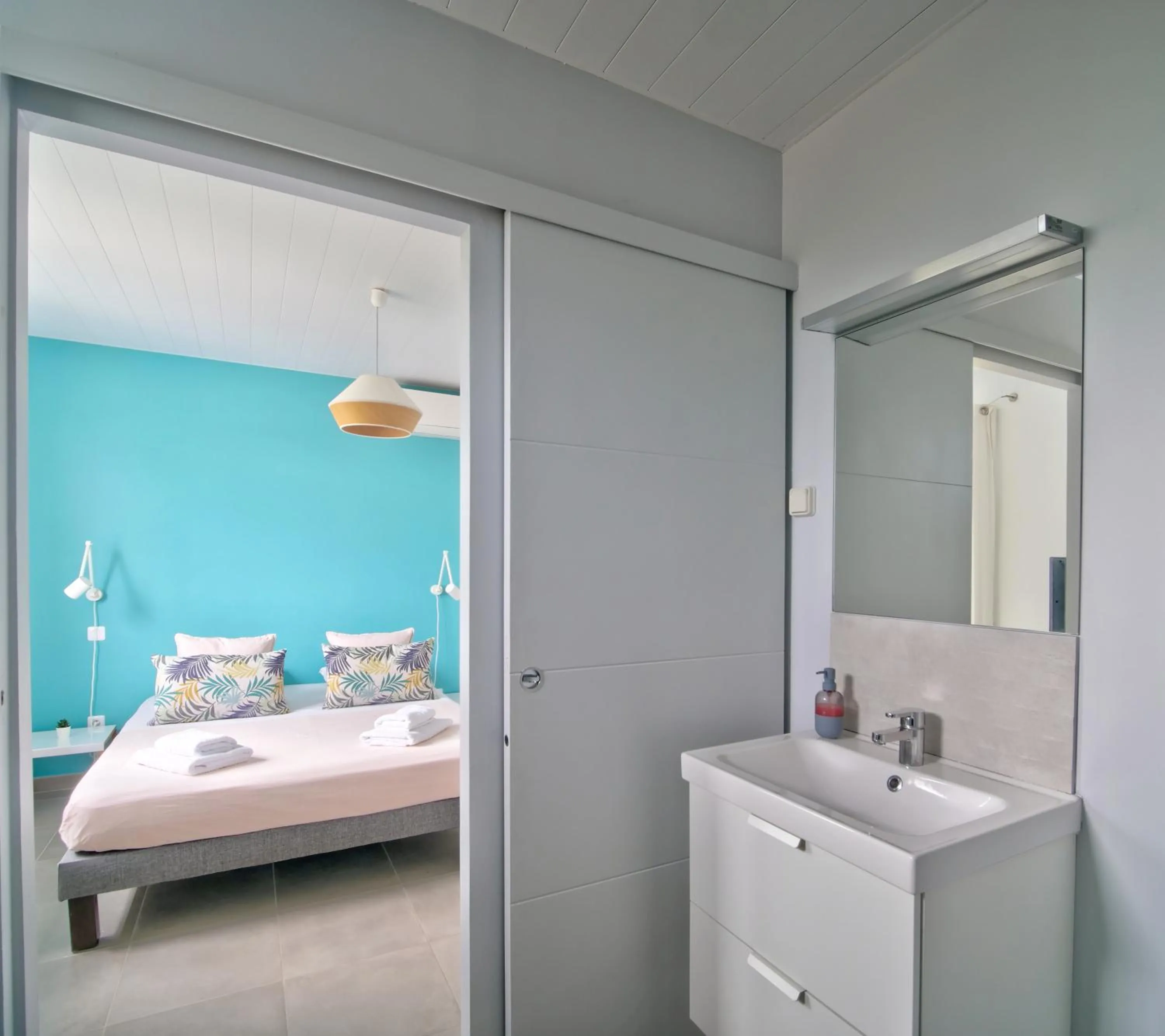 Bathroom, Bed in SeaCove & SeaSide Villas, classées 4 étoiles