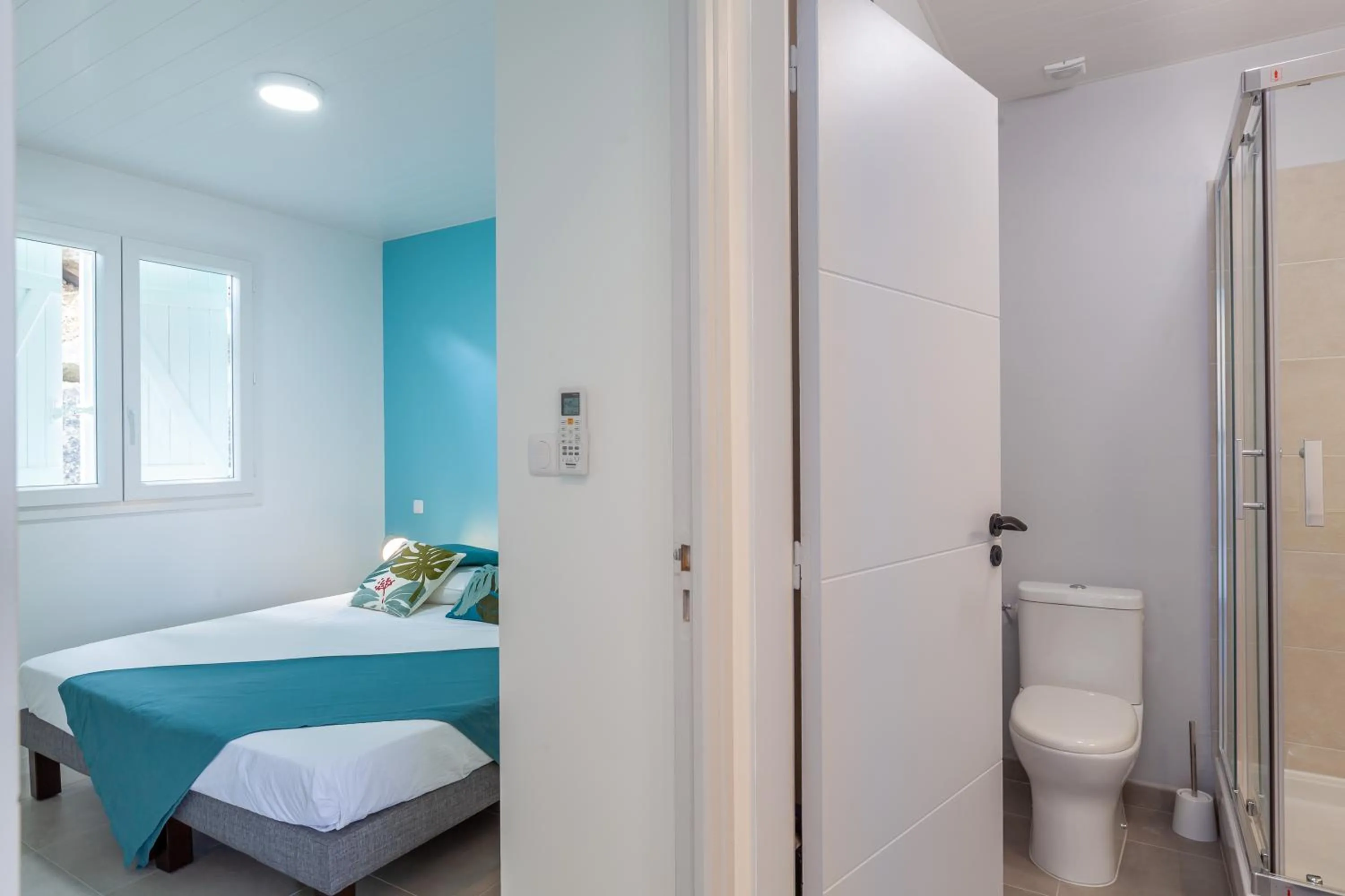 Bathroom, Bed in SeaCove & SeaSide Villas, classées 4 étoiles