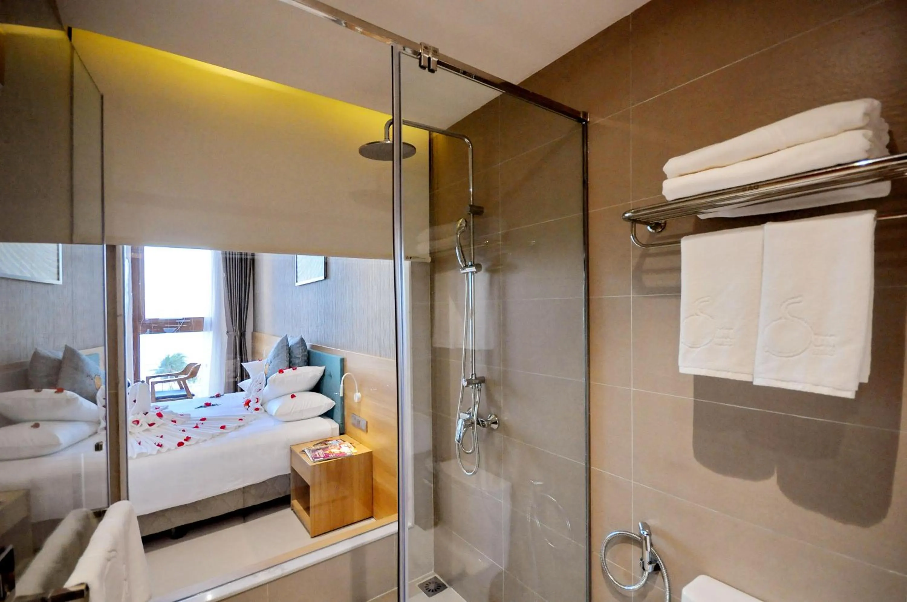 Shower, Bed in Sun Kiss Hotel