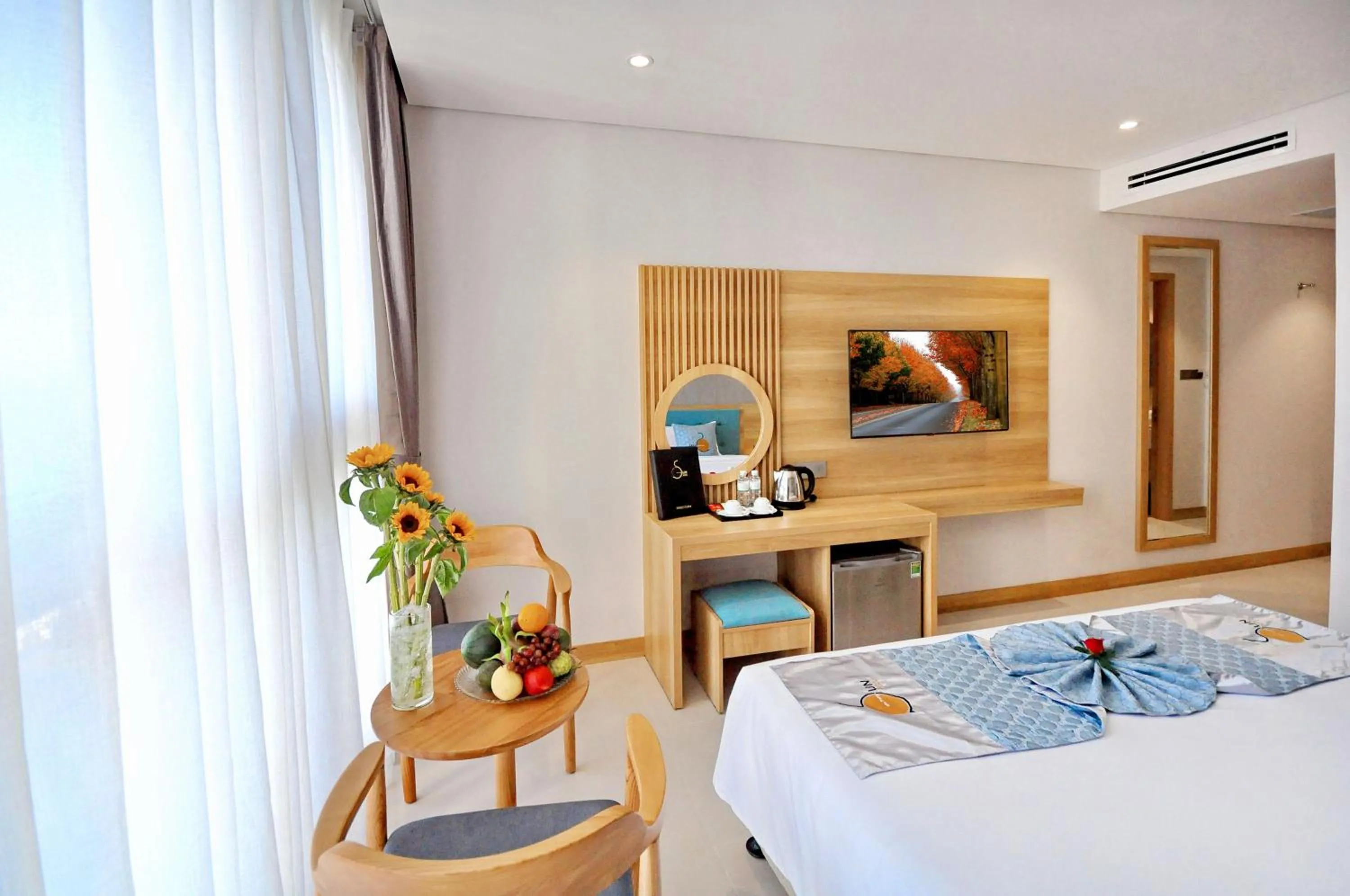 Dining area, Bed in Sun Kiss Hotel