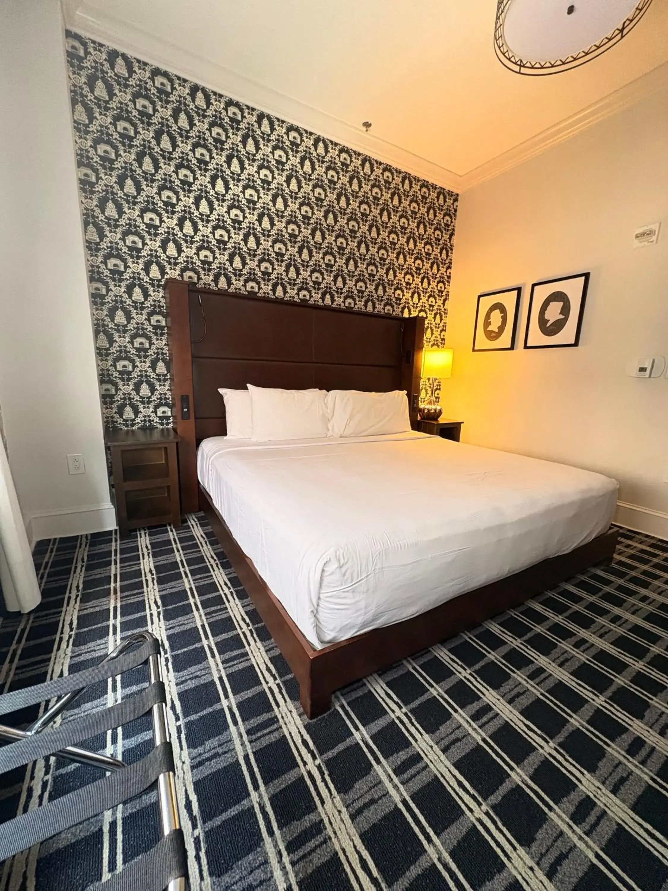 acessibility, Bed in Q&C Hotel and Bar New Orleans, Autograph Collection acessibility, Bed in Q&C Hotel and Bar New Orleans, Autograph Collection