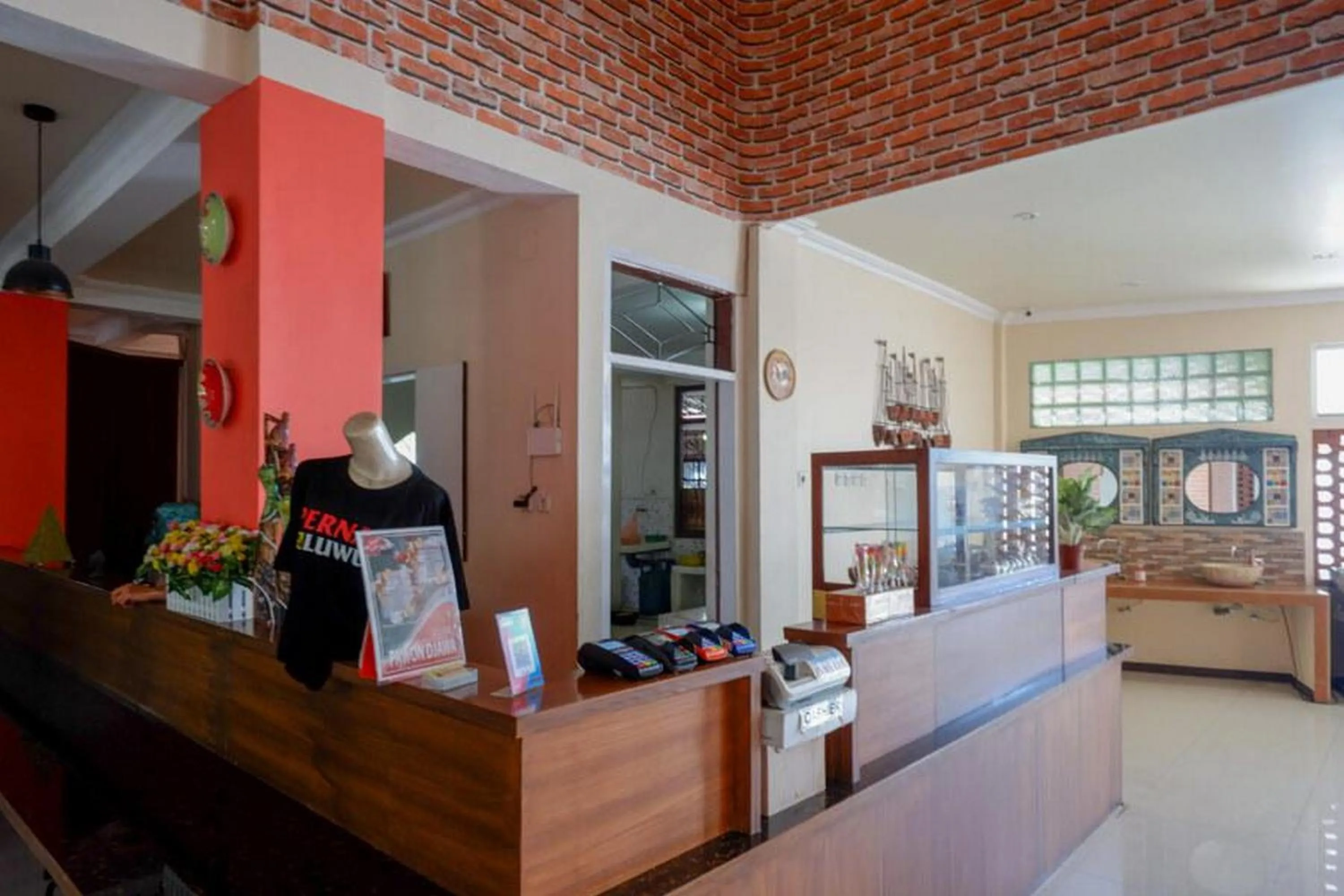 Lobby or reception in RedDoorz Plus Syariah @ Hotel Boulevard Luwuk