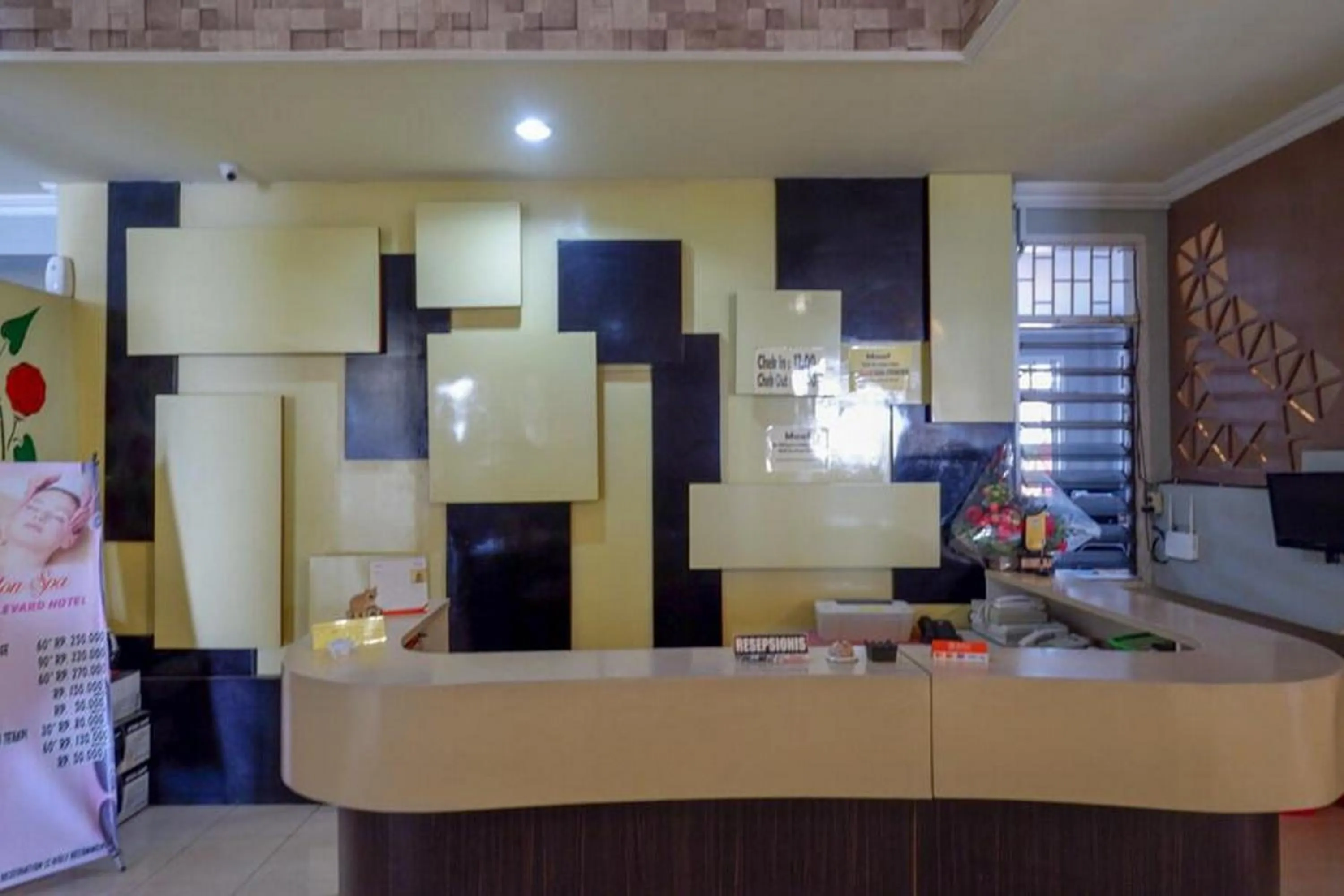 Lobby or reception in RedDoorz Plus Syariah @ Hotel Boulevard Luwuk