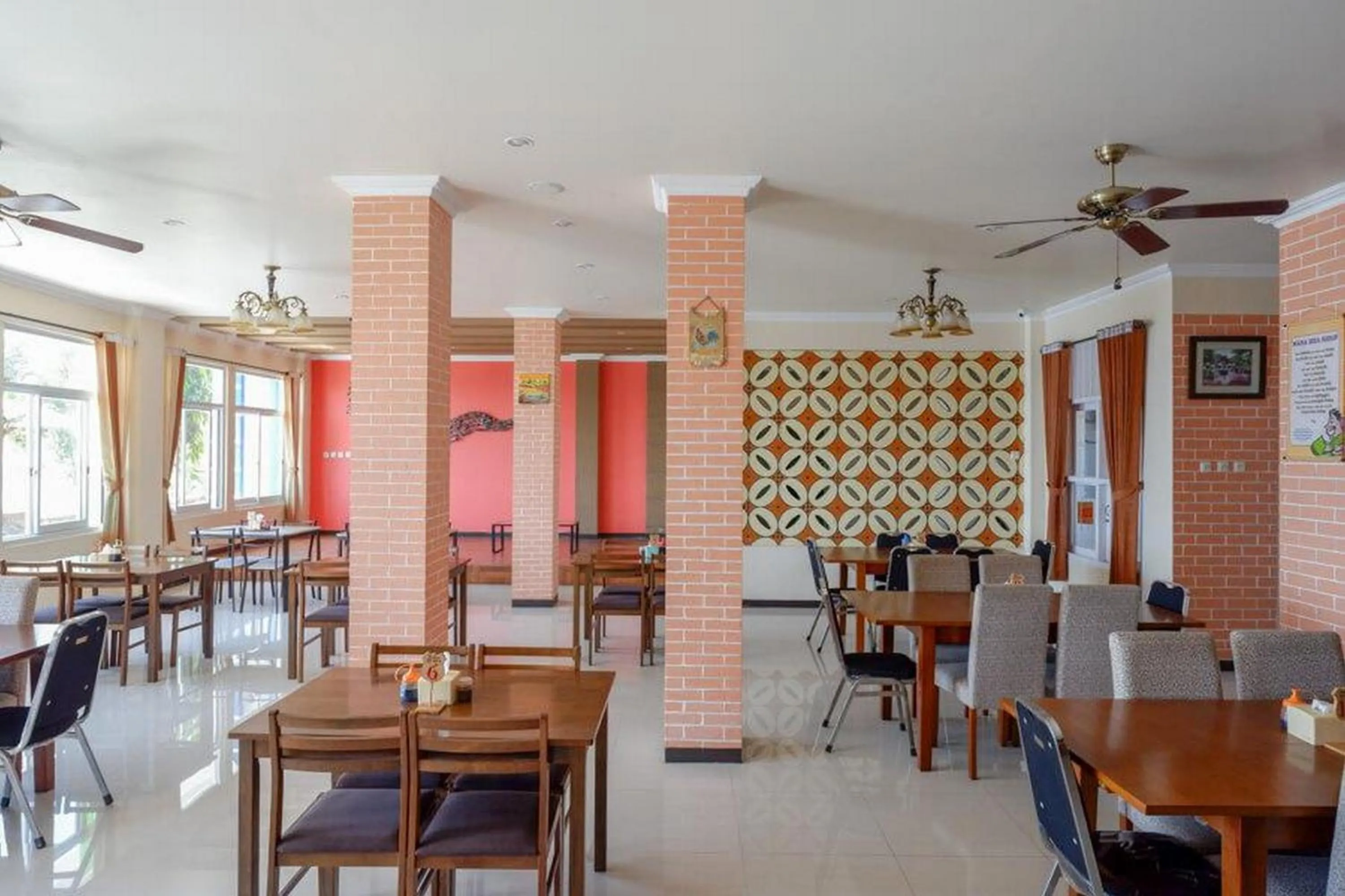 Restaurant/places to eat in RedDoorz Plus Syariah @ Hotel Boulevard Luwuk