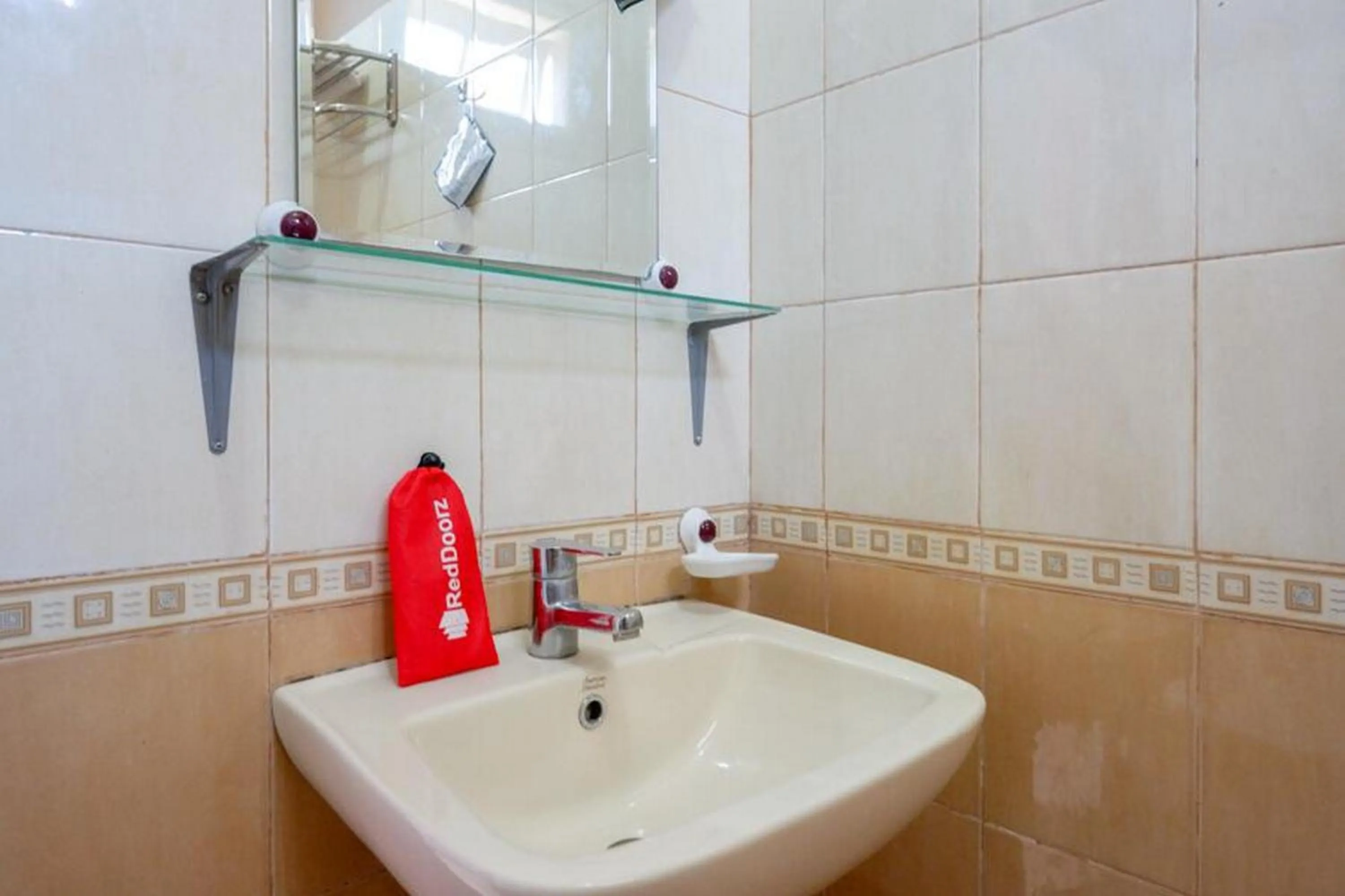 Bathroom in RedDoorz Plus Syariah @ Hotel Boulevard Luwuk