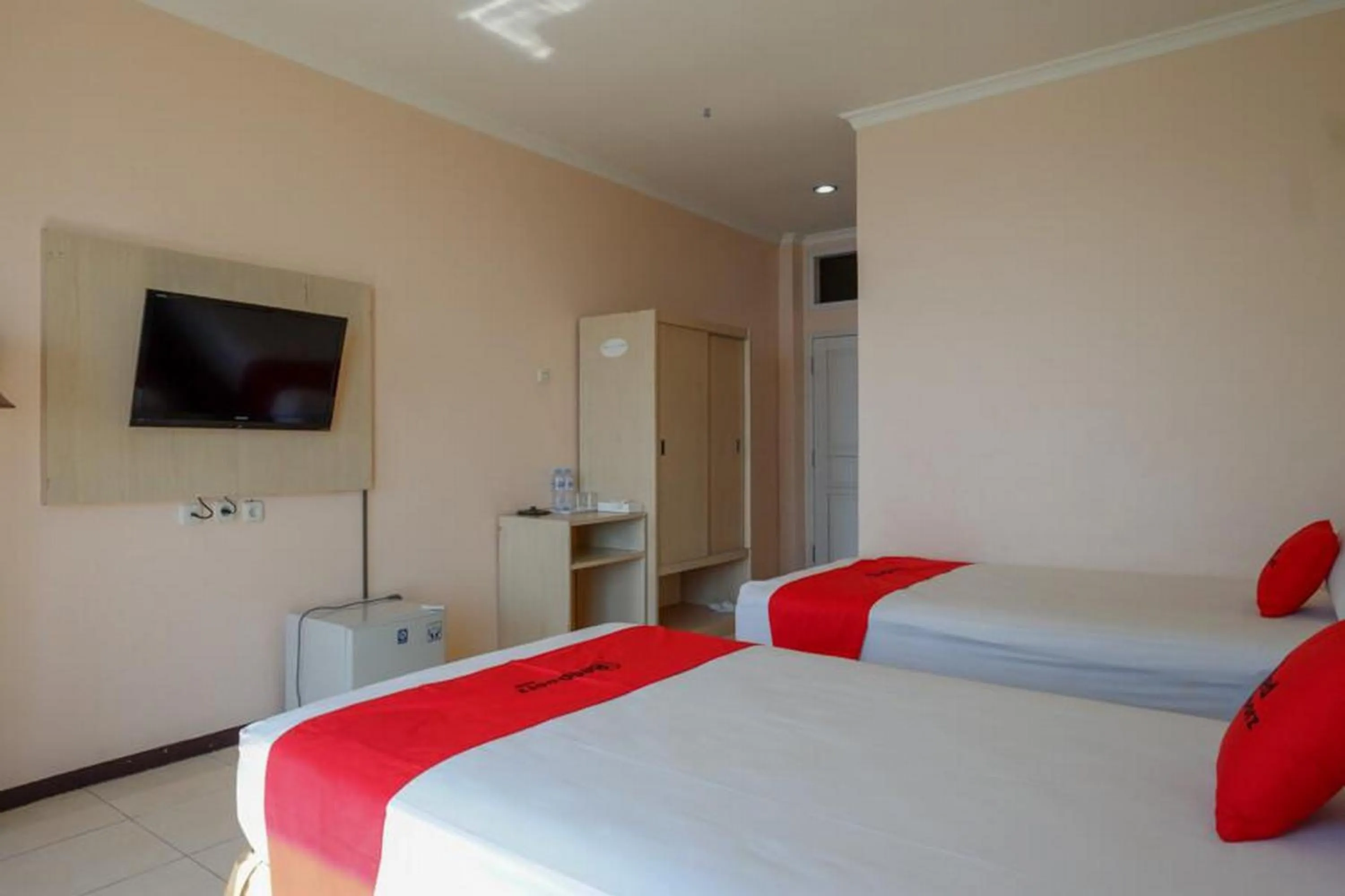 Bedroom in RedDoorz Plus Syariah @ Hotel Boulevard Luwuk