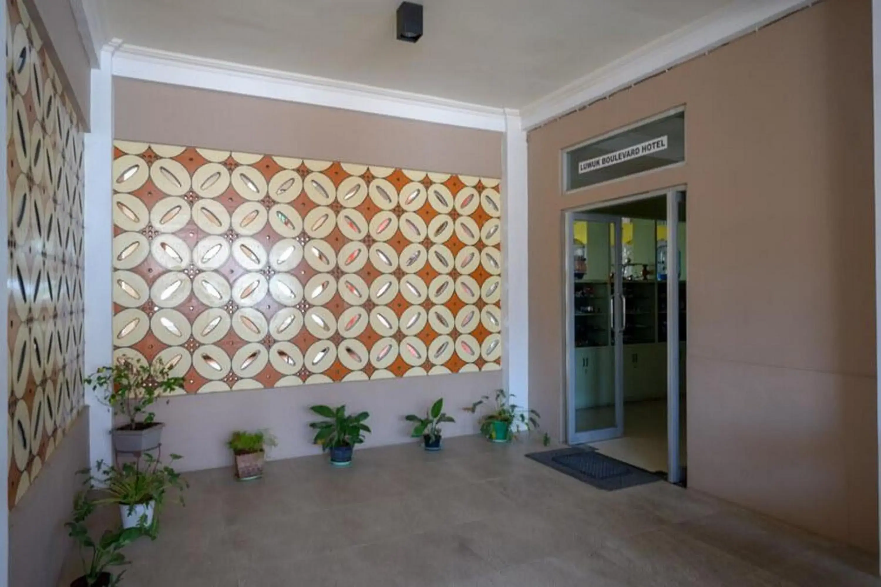 Property building in RedDoorz Plus Syariah @ Hotel Boulevard Luwuk Property building in RedDoorz Plus Syariah @ Hotel Boulevard Luwuk