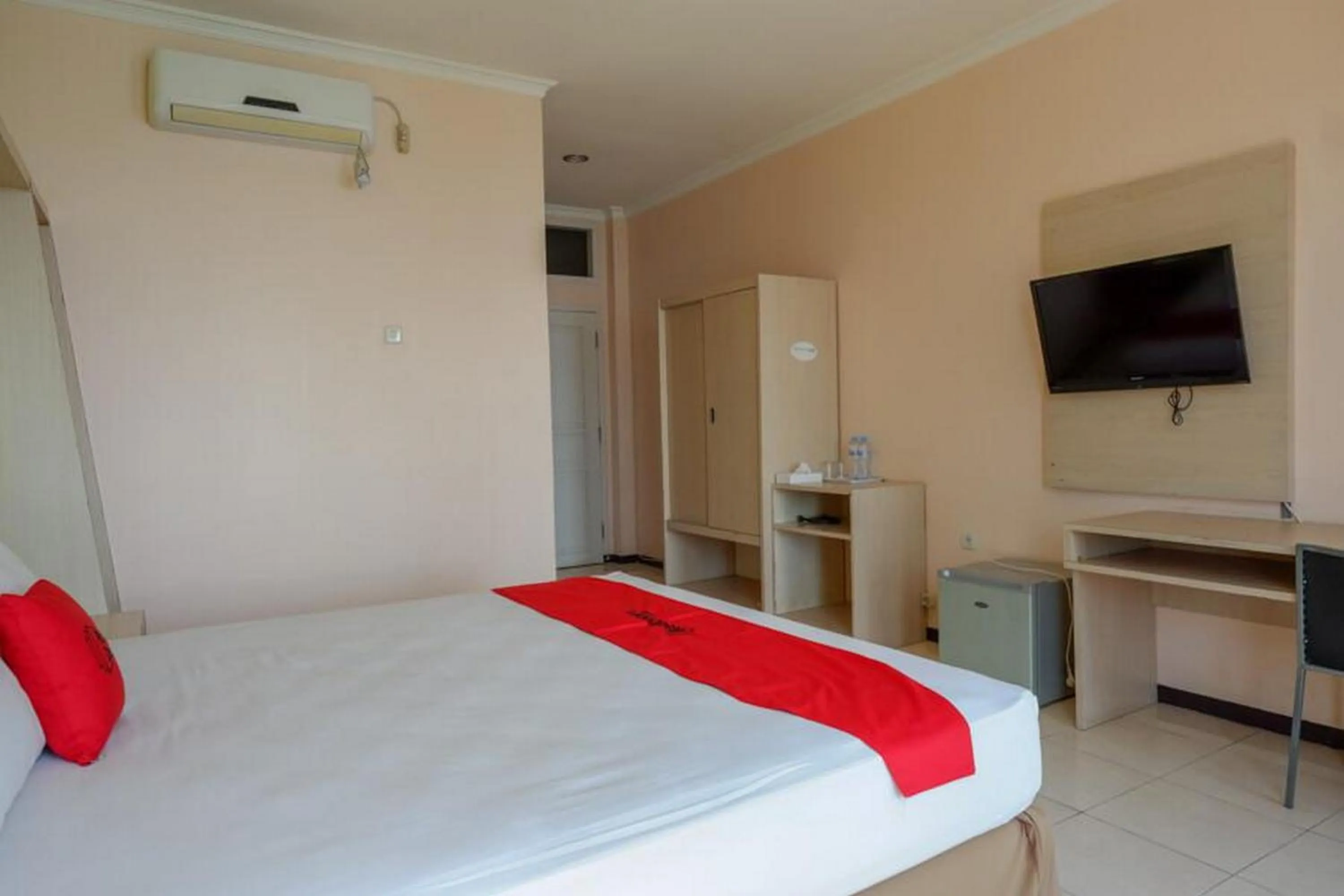 Bedroom in RedDoorz Plus Syariah @ Hotel Boulevard Luwuk