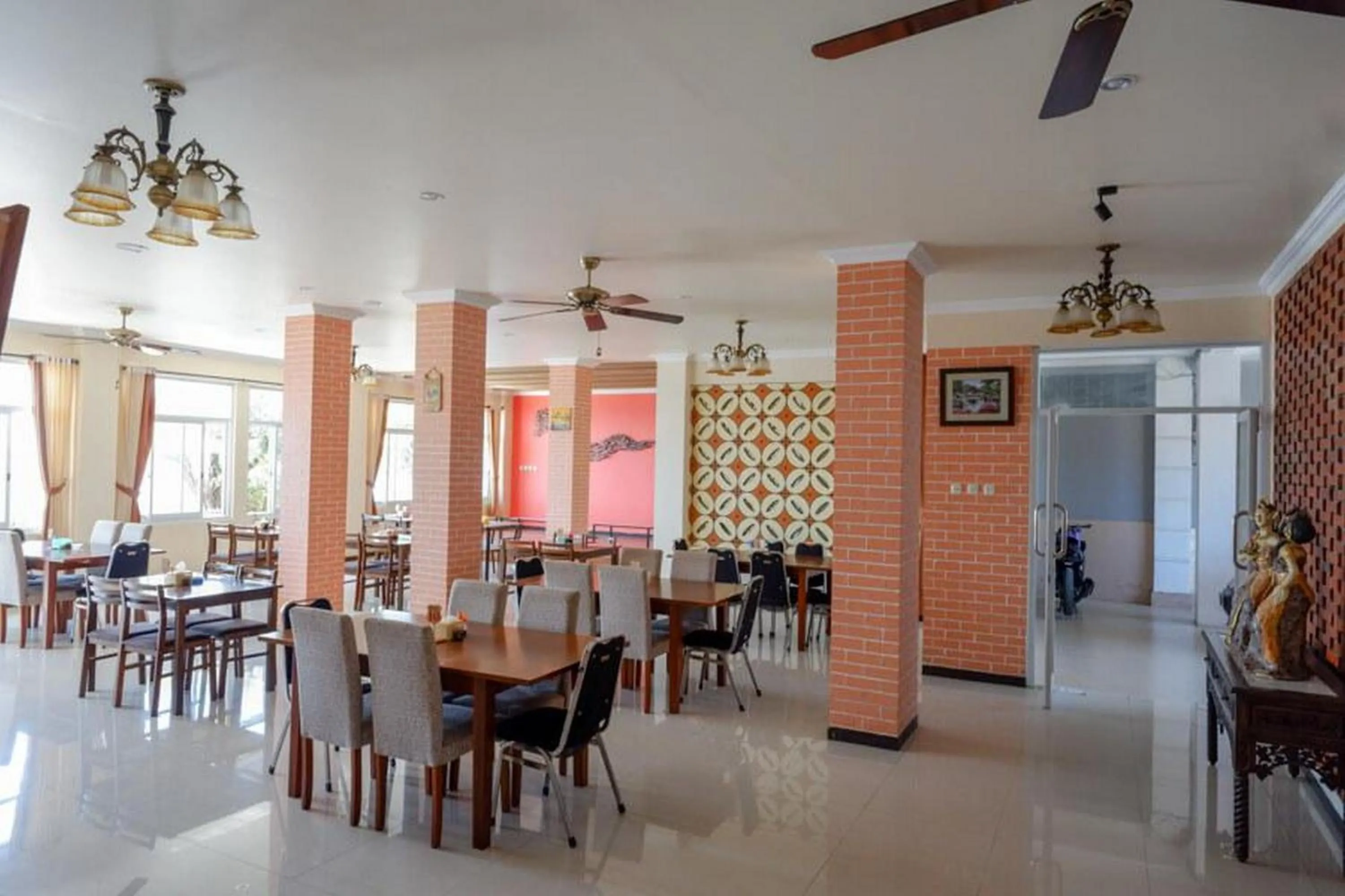 Restaurant/places to eat in RedDoorz Plus Syariah @ Hotel Boulevard Luwuk