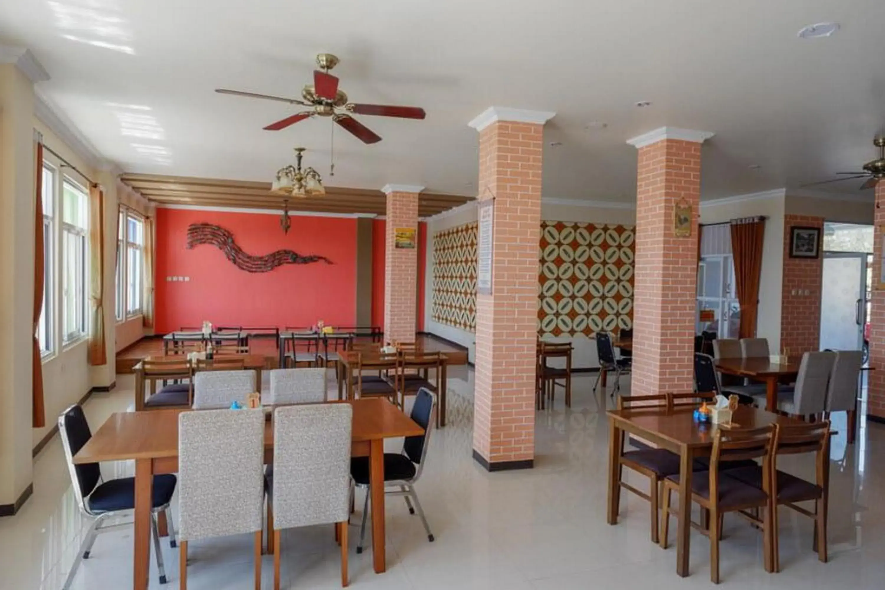 Restaurant/places to eat in RedDoorz Plus Syariah @ Hotel Boulevard Luwuk Restaurant/places to eat in RedDoorz Plus Syariah @ Hotel Boulevard Luwuk