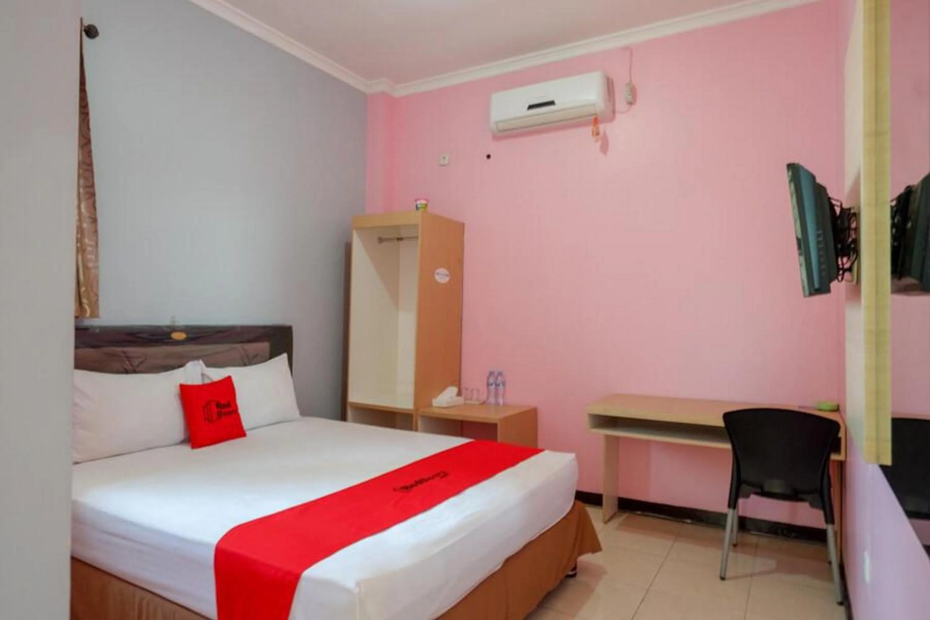 Bedroom in RedDoorz Plus Syariah @ Hotel Boulevard Luwuk