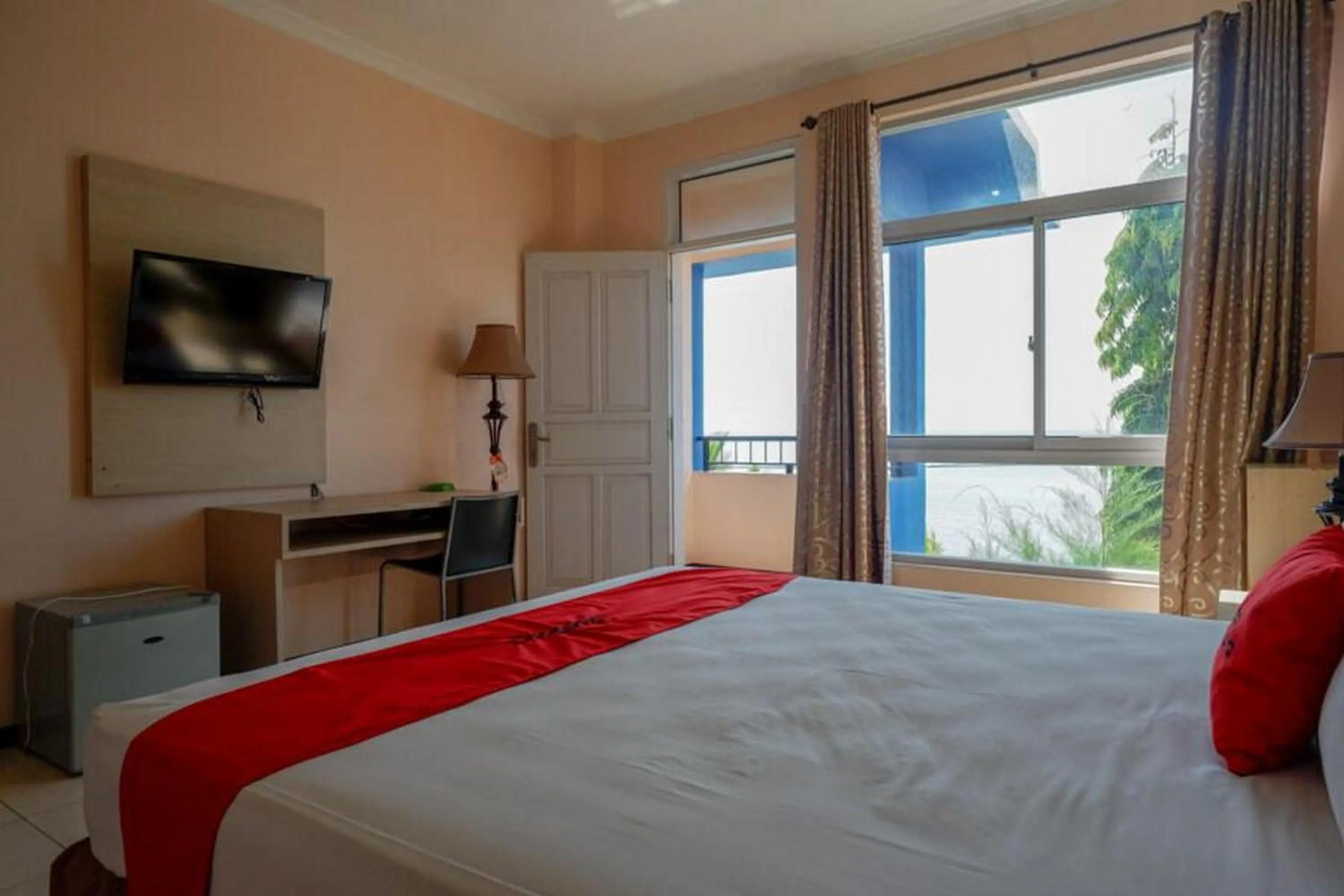 Bedroom in RedDoorz Plus Syariah @ Hotel Boulevard Luwuk