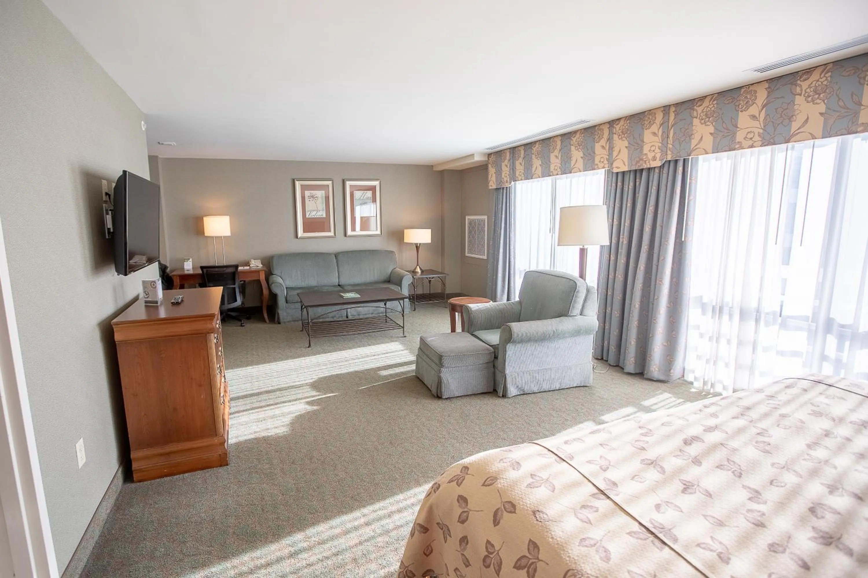 Living room, Bed in Turf Valley Resort