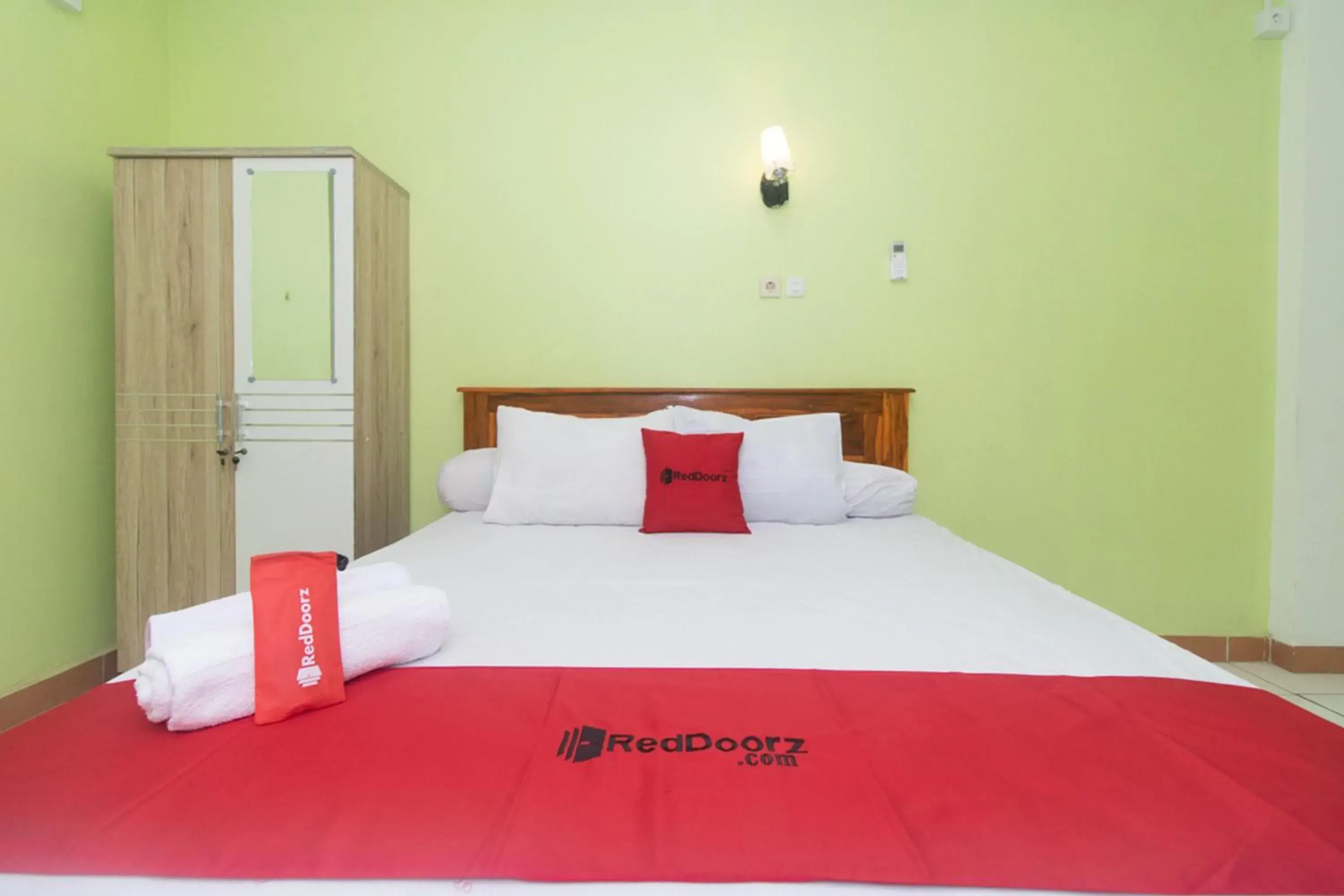 Bed in RedDoorz @ Frans Seda Kupang Bed in RedDoorz @ Frans Seda Kupang