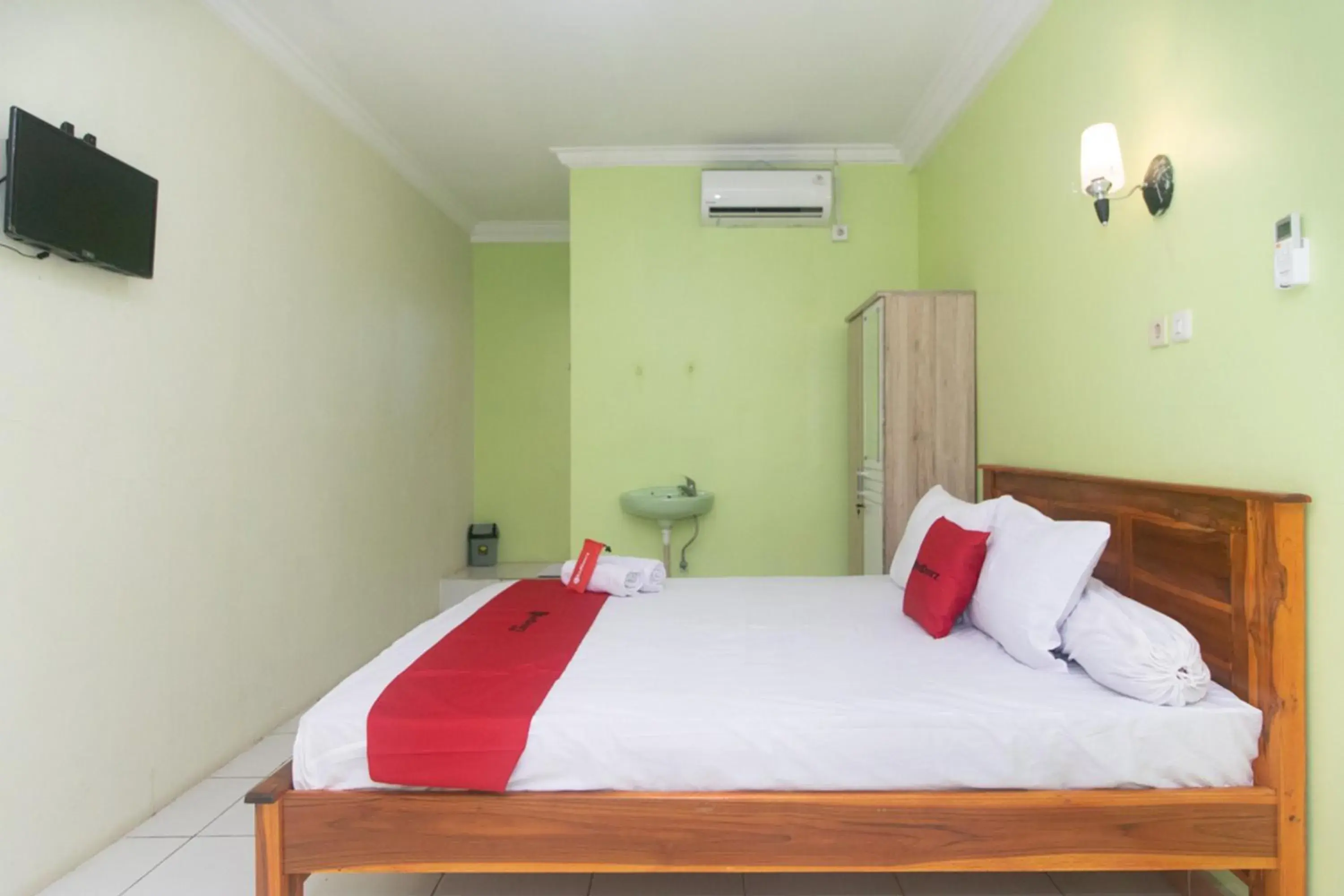 Bed in RedDoorz @ Frans Seda Kupang Bed in RedDoorz @ Frans Seda Kupang