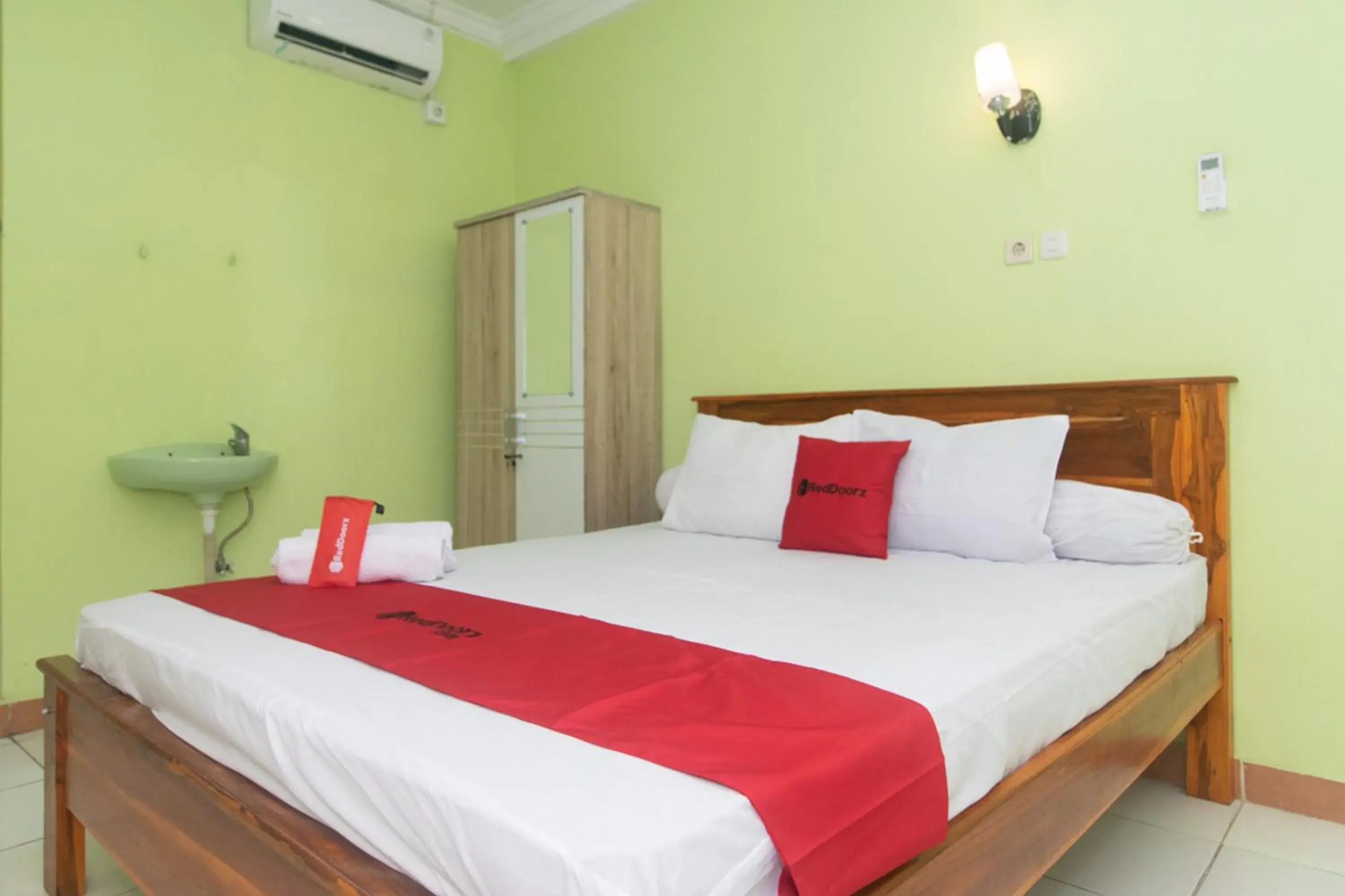 Bed in RedDoorz @ Frans Seda Kupang Bed in RedDoorz @ Frans Seda Kupang