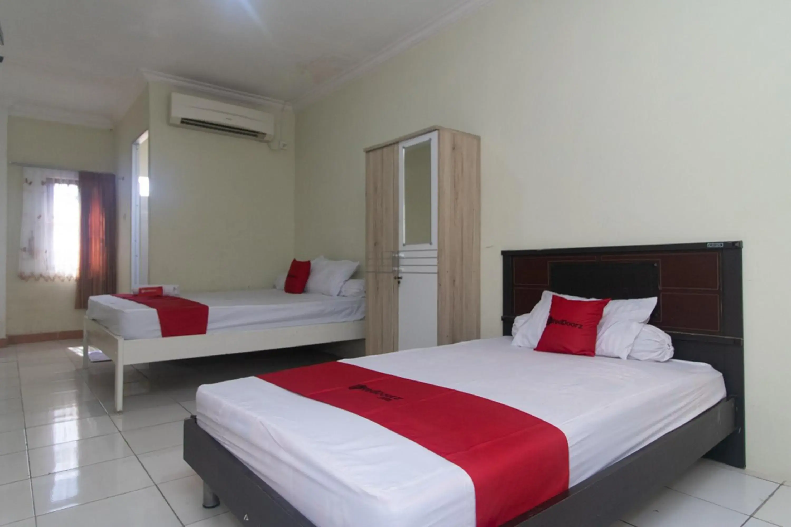 Bed in RedDoorz @ Frans Seda Kupang Bed in RedDoorz @ Frans Seda Kupang