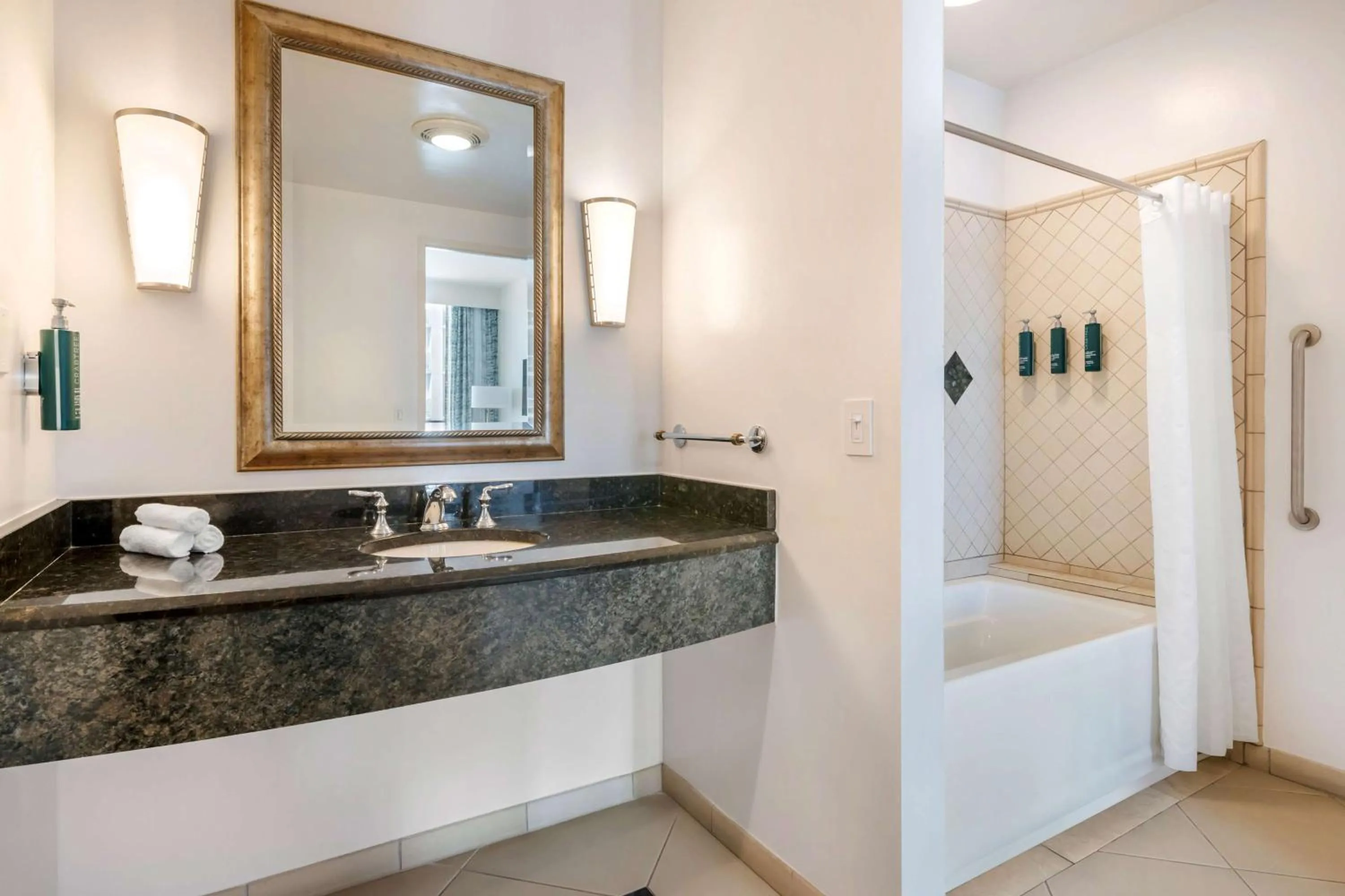 Shower in Hilton Vacation Club Daytona Beach Regency