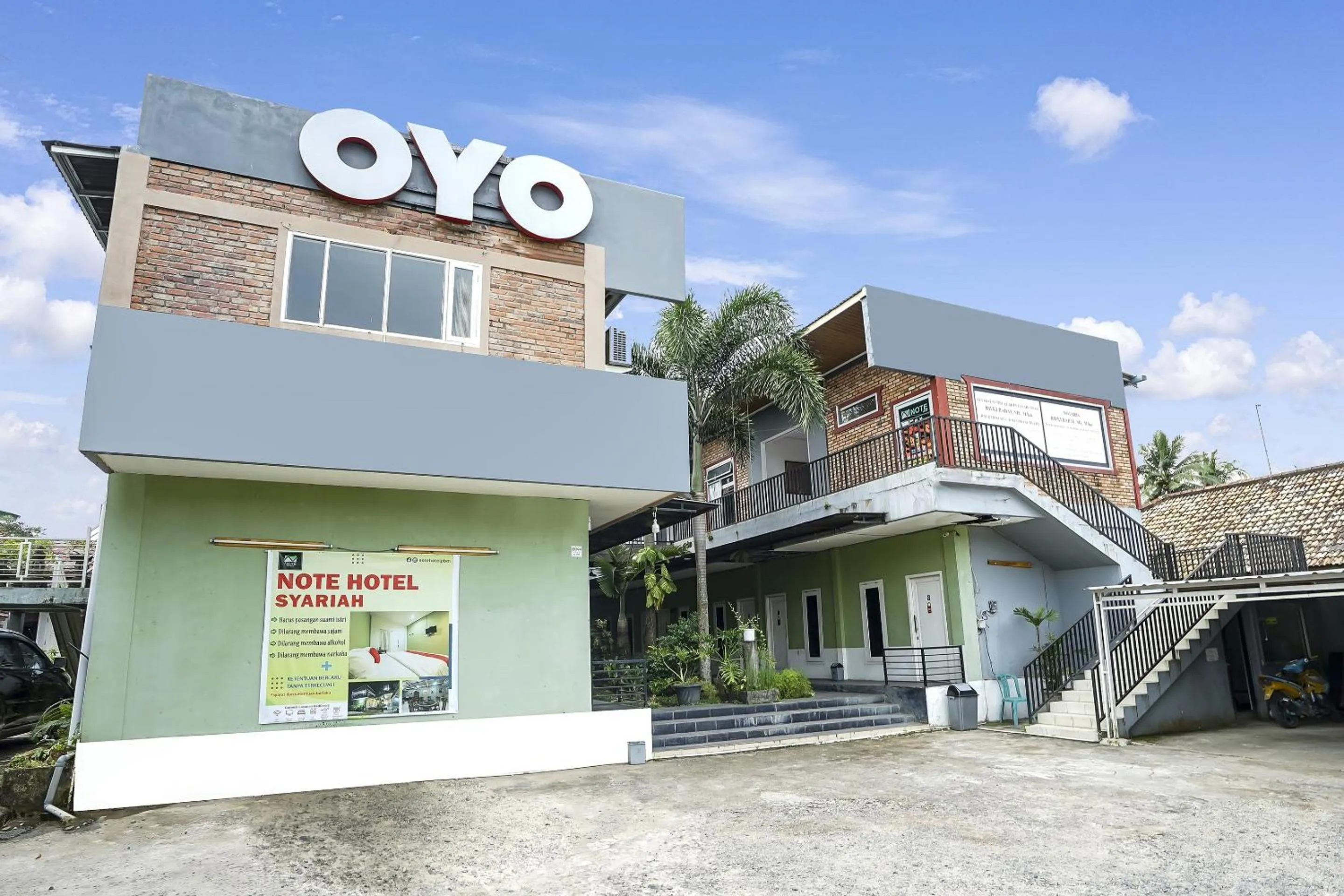Facade/entrance in OYO Life 91027 Note Hotel Syariah