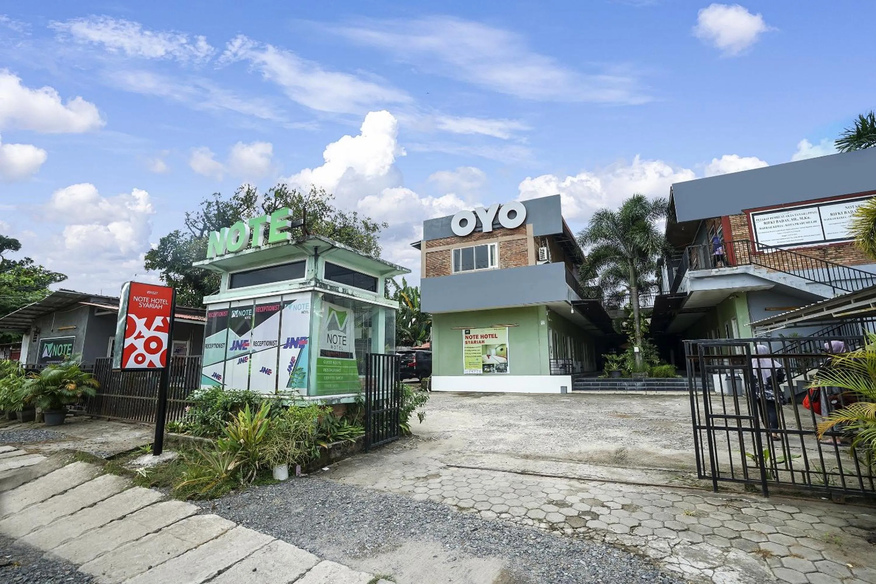 Facade/entrance in OYO Life 91027 Note Hotel Syariah