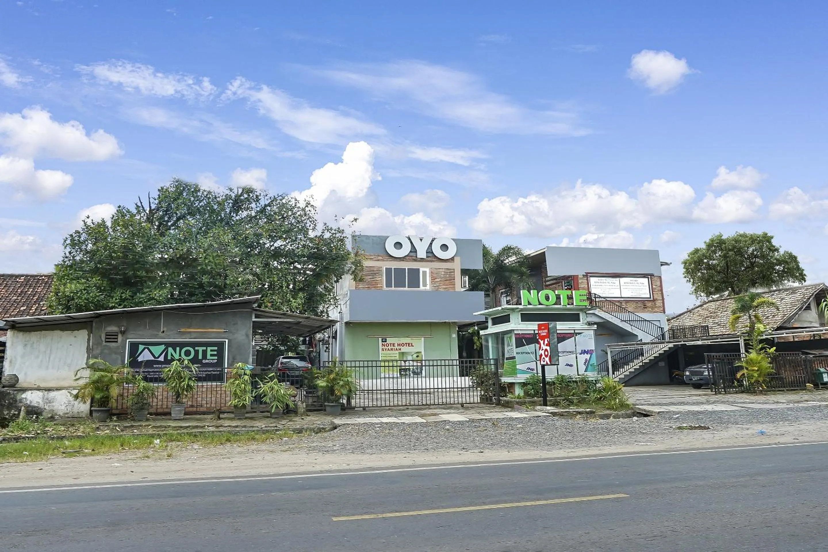Facade/entrance in OYO Life 91027 Note Hotel Syariah
