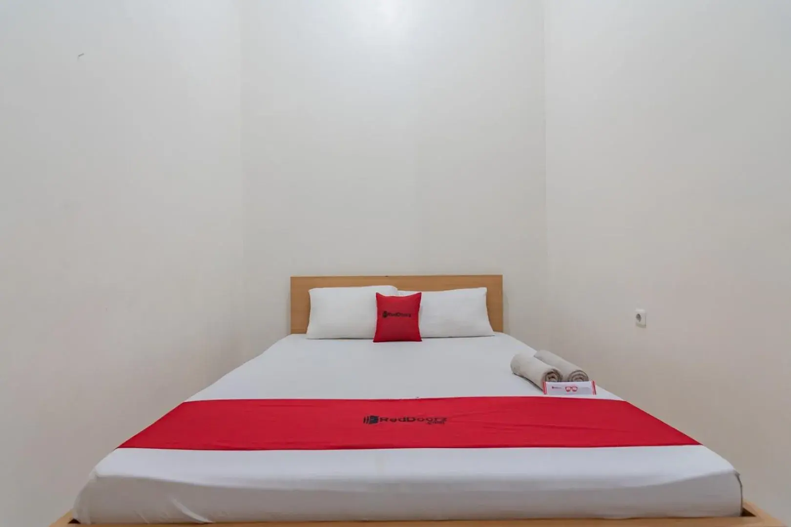 Bedroom, Bed in RedDoorz near Universitas Siliwangi Tasikmalaya Bedroom, Bed in RedDoorz near Universitas Siliwangi Tasikmalaya
