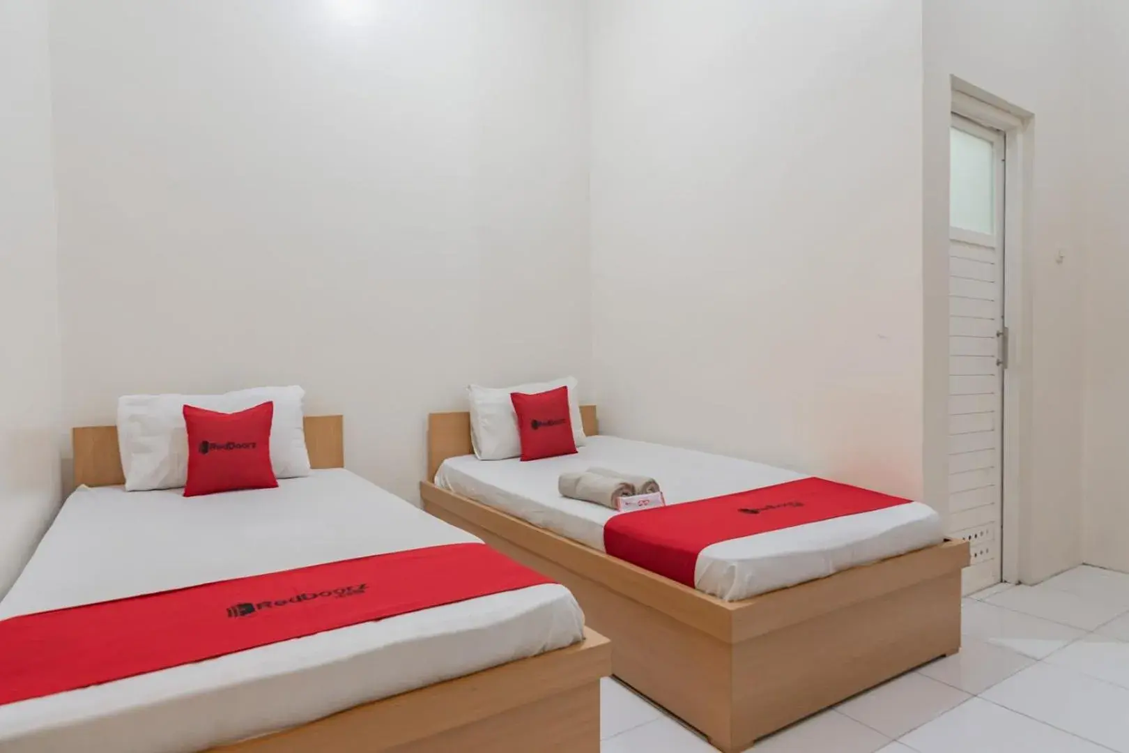 Bedroom, Bed in RedDoorz near Universitas Siliwangi Tasikmalaya Bedroom, Bed in RedDoorz near Universitas Siliwangi Tasikmalaya