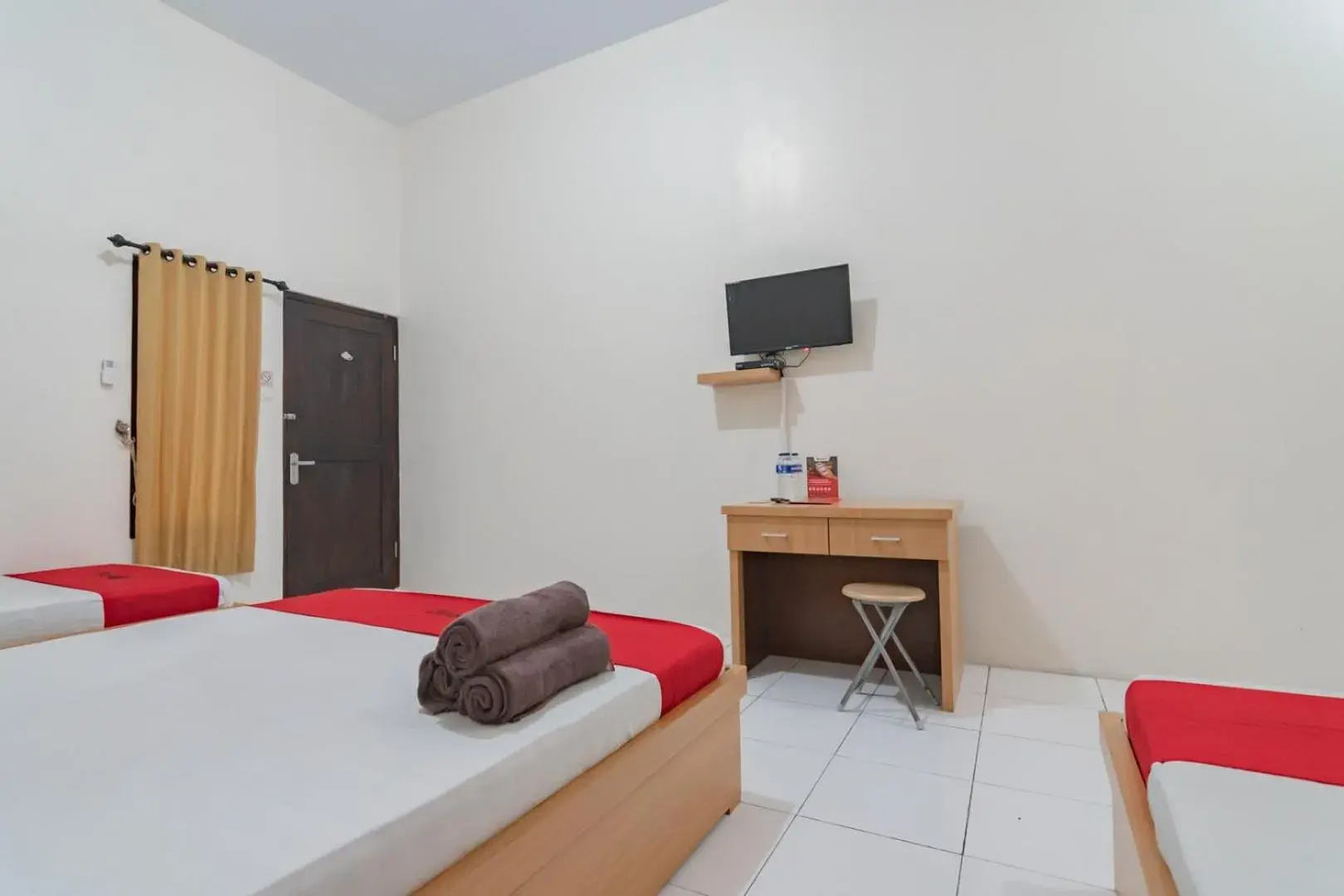 Bedroom, Bed in RedDoorz near Universitas Siliwangi Tasikmalaya Bedroom, Bed in RedDoorz near Universitas Siliwangi Tasikmalaya