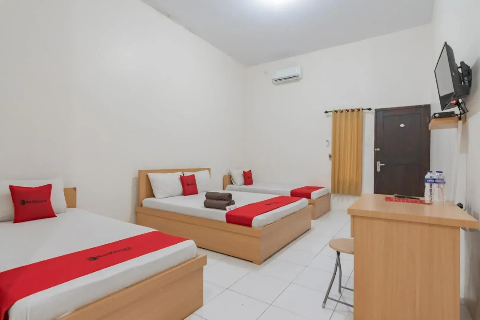 Bedroom, Bed in RedDoorz near Universitas Siliwangi Tasikmalaya Bedroom, Bed in RedDoorz near Universitas Siliwangi Tasikmalaya