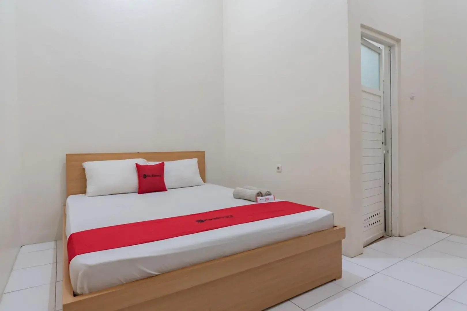 Bedroom, Bed in RedDoorz near Universitas Siliwangi Tasikmalaya Bedroom, Bed in RedDoorz near Universitas Siliwangi Tasikmalaya