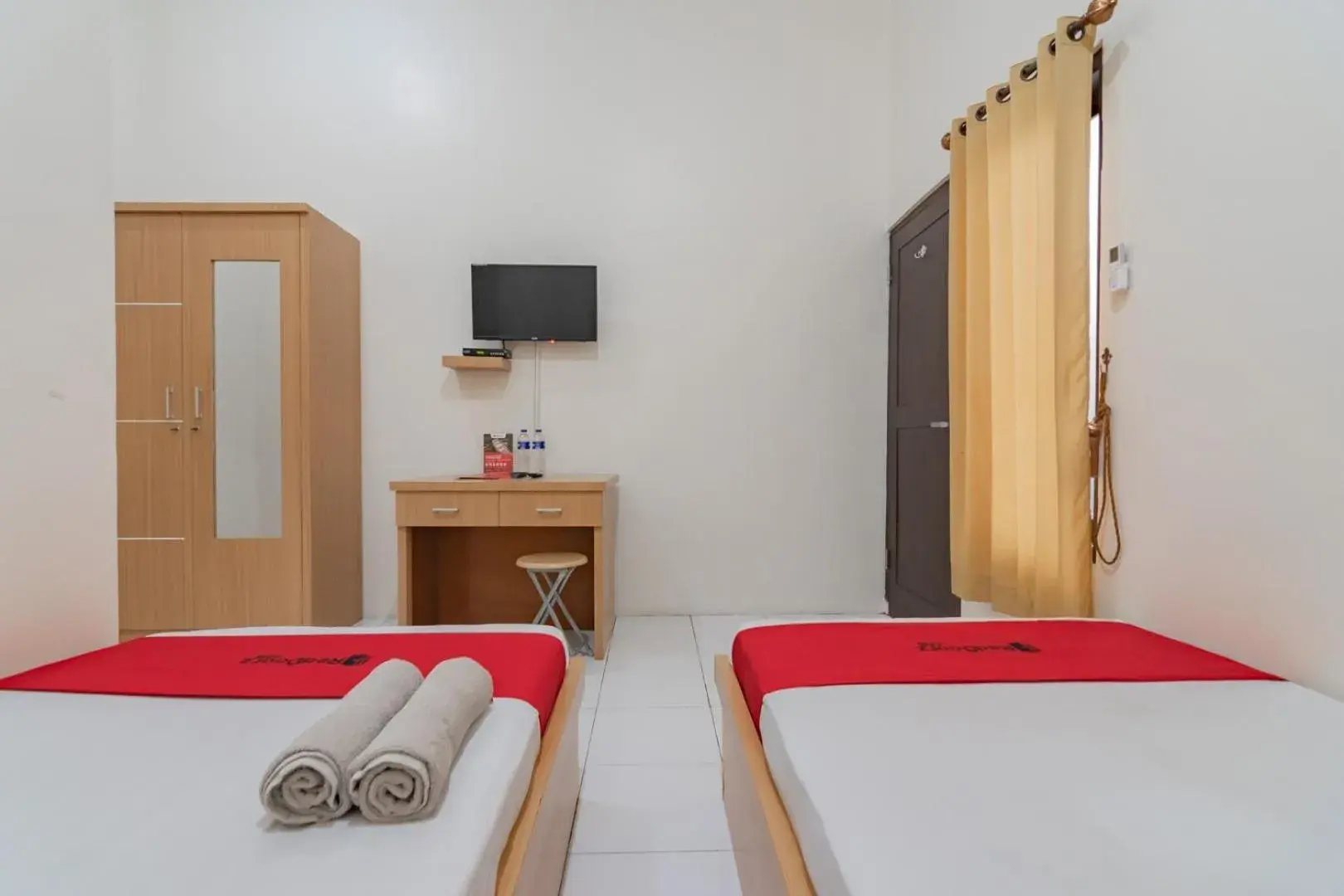 Bedroom, Bed in RedDoorz near Universitas Siliwangi Tasikmalaya Bedroom, Bed in RedDoorz near Universitas Siliwangi Tasikmalaya