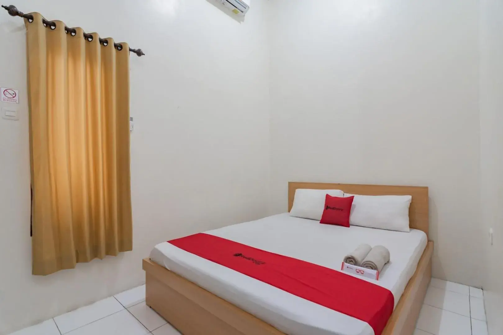Bedroom, Bed in RedDoorz near Universitas Siliwangi Tasikmalaya Bedroom, Bed in RedDoorz near Universitas Siliwangi Tasikmalaya