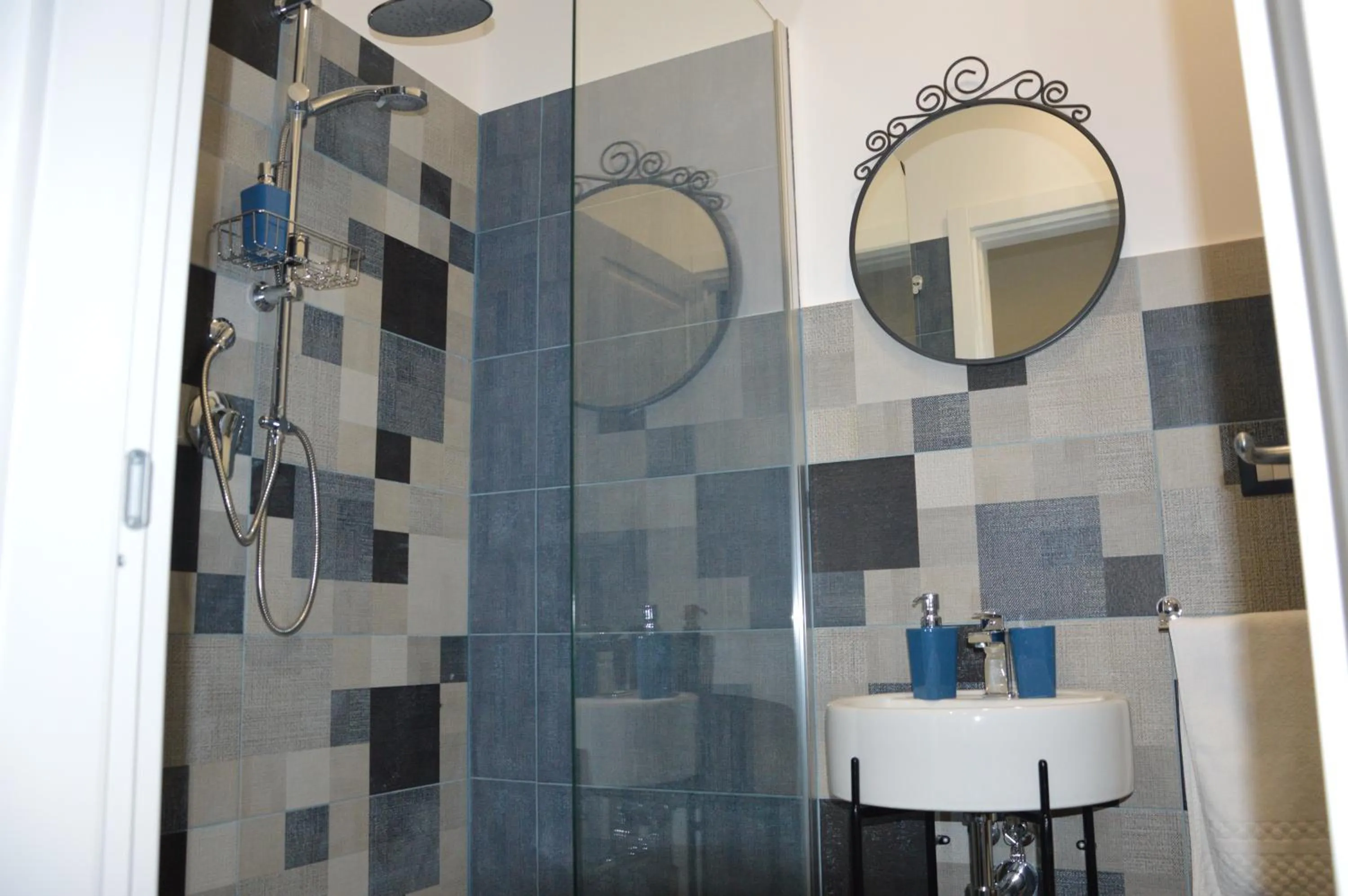 Shower in B&B Giardino Bellini-centro