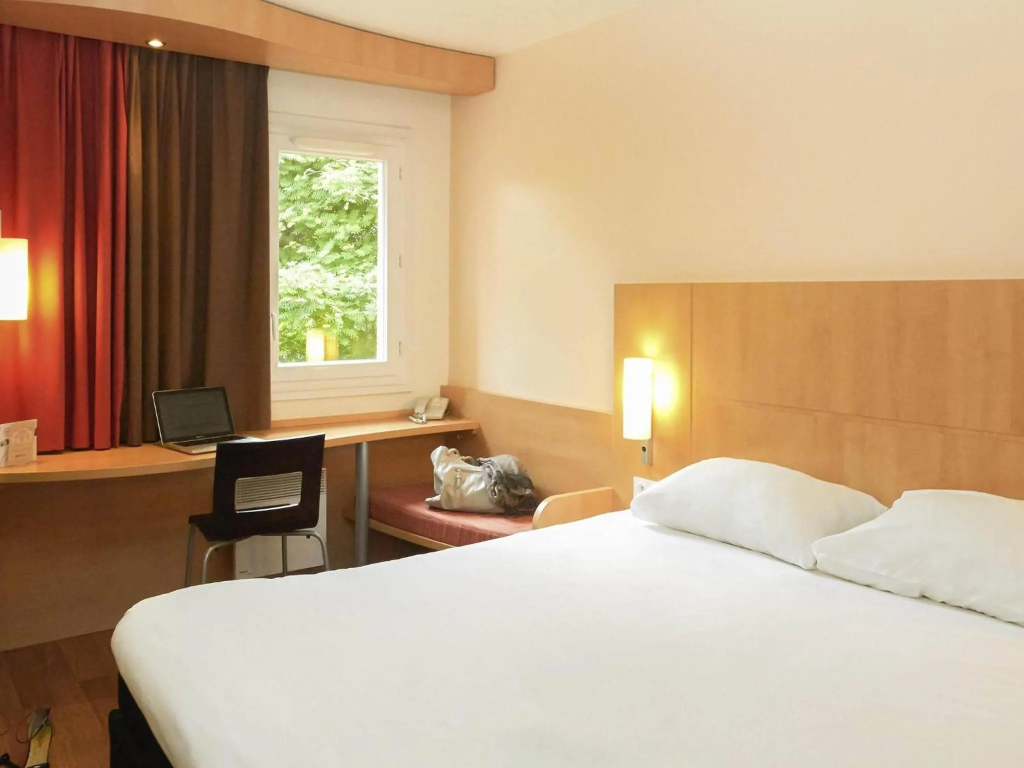 Bedroom, Bed in ibis Sisteron