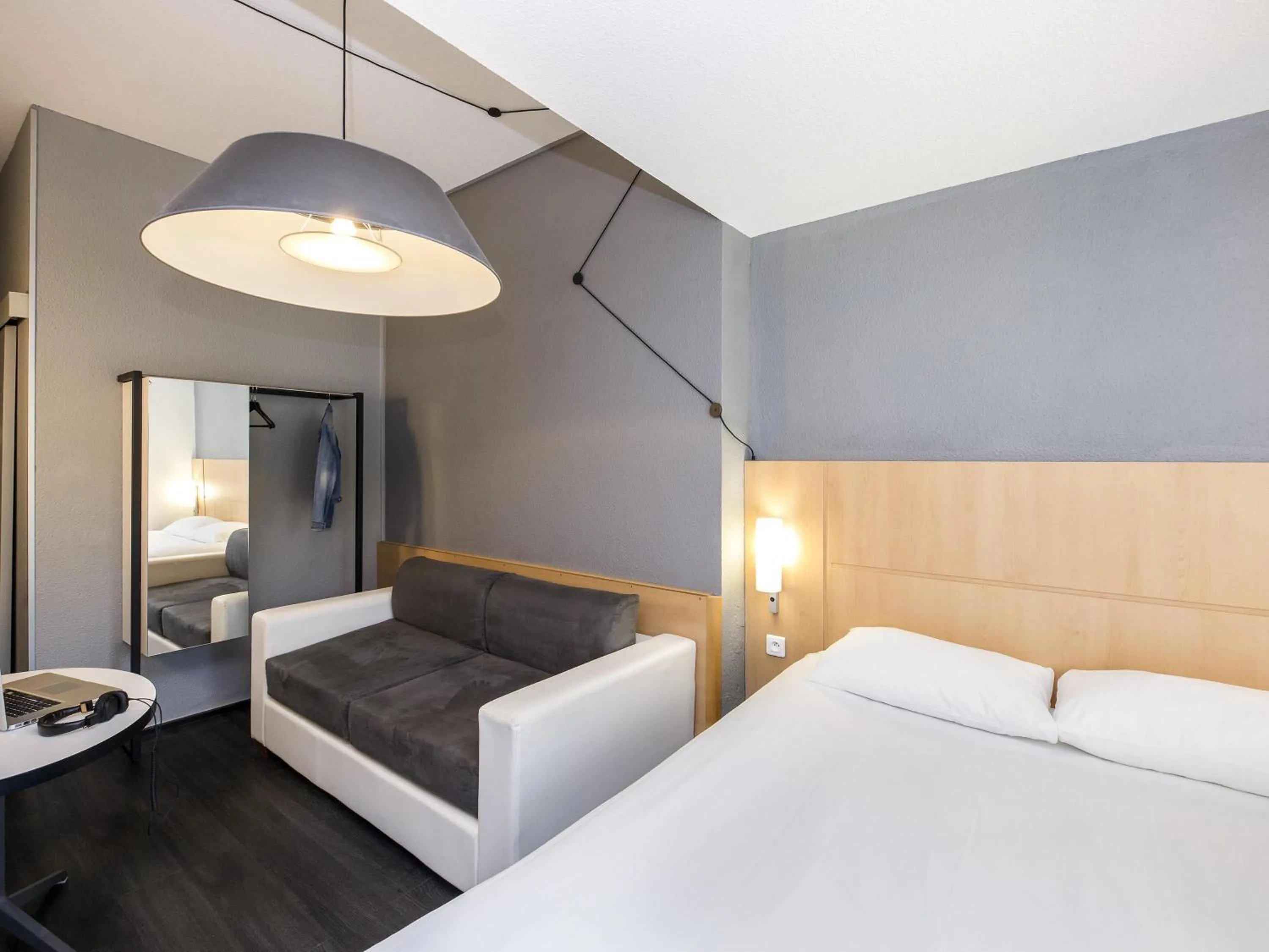 Bedroom, Bed in ibis Sisteron