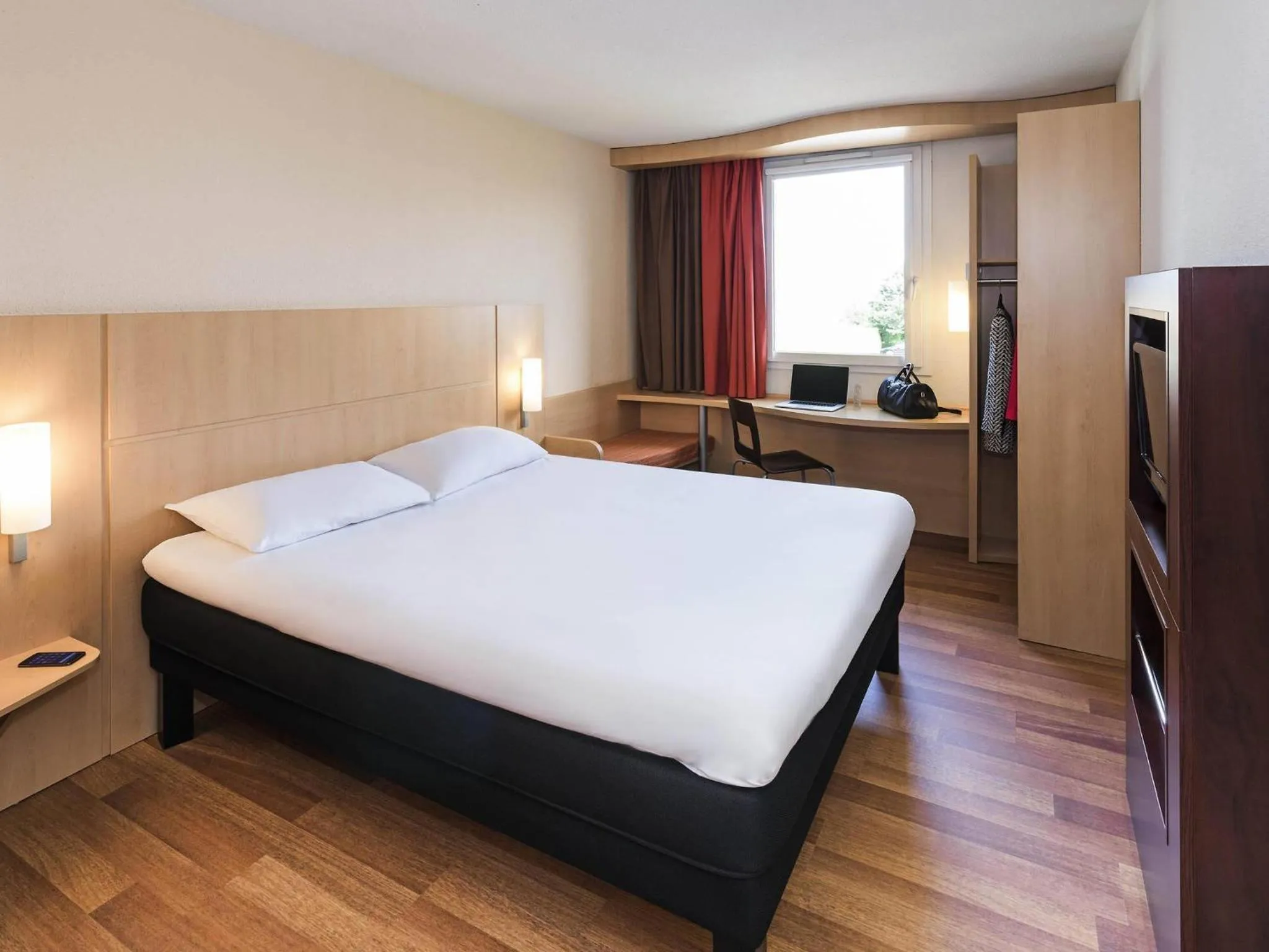 Bedroom, Bed in ibis Sisteron