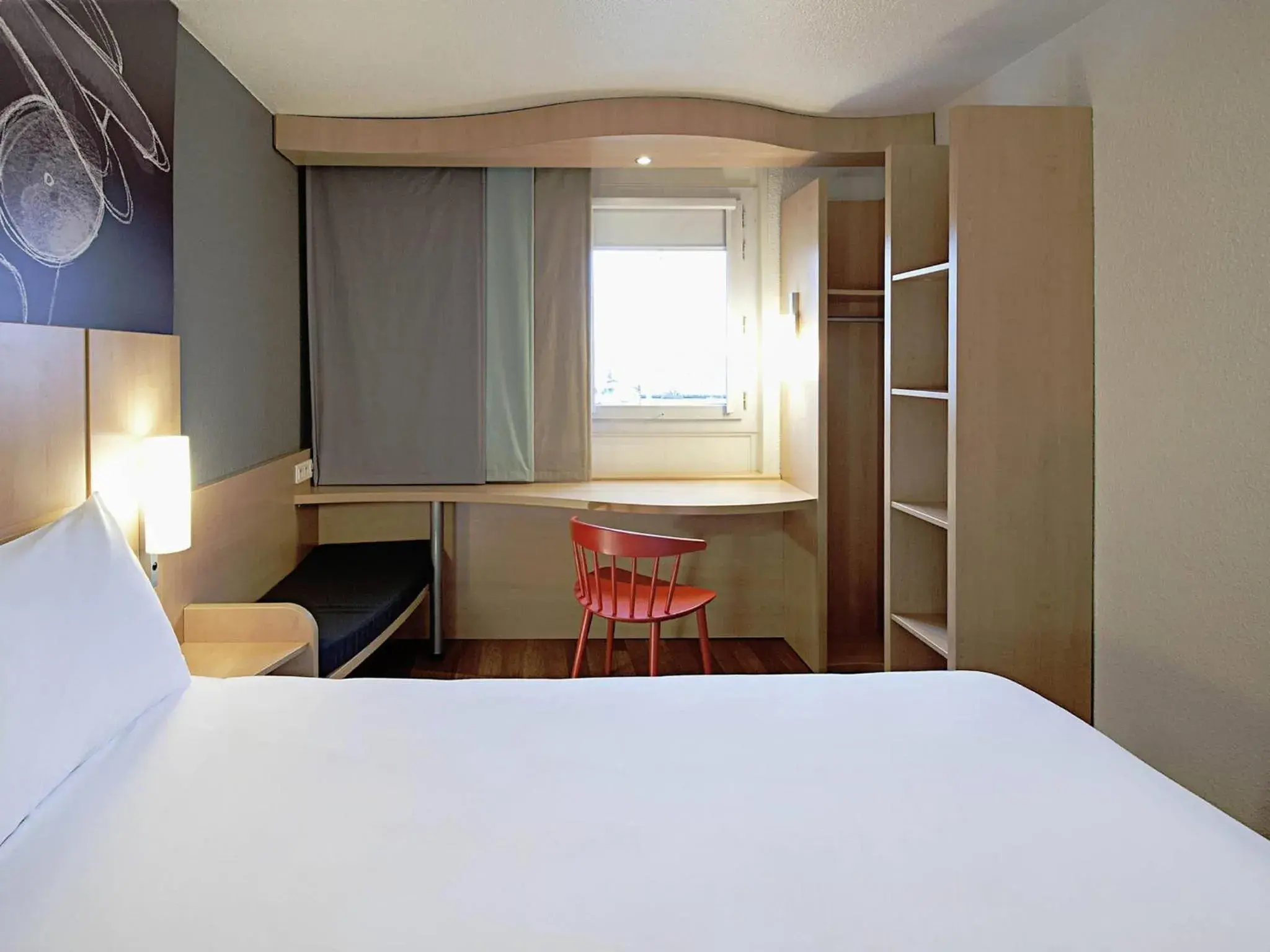 Property building, Bed in ibis Sisteron Property building, Bed in ibis Sisteron