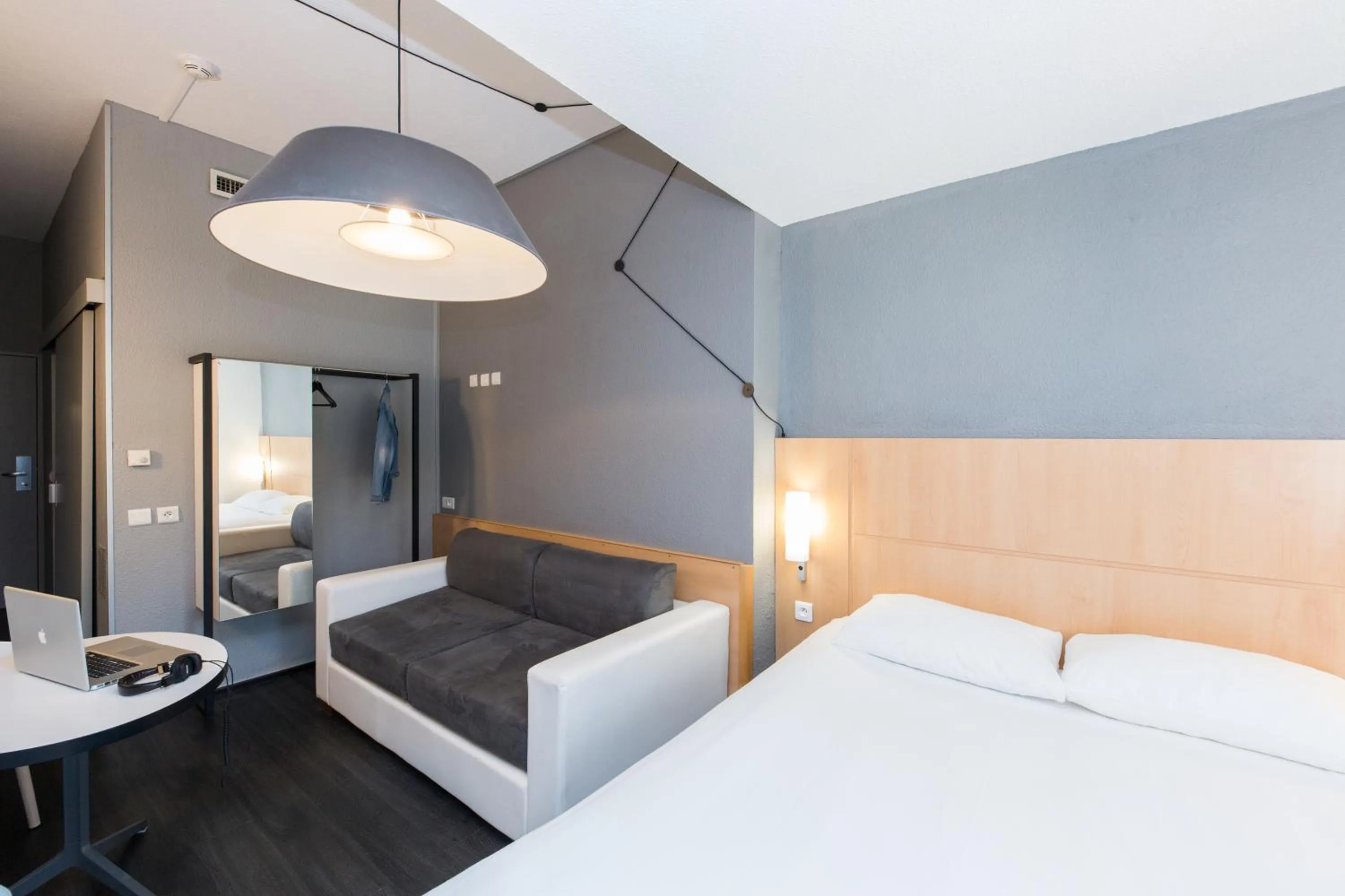 Photo of the whole room, Bed in ibis Sisteron