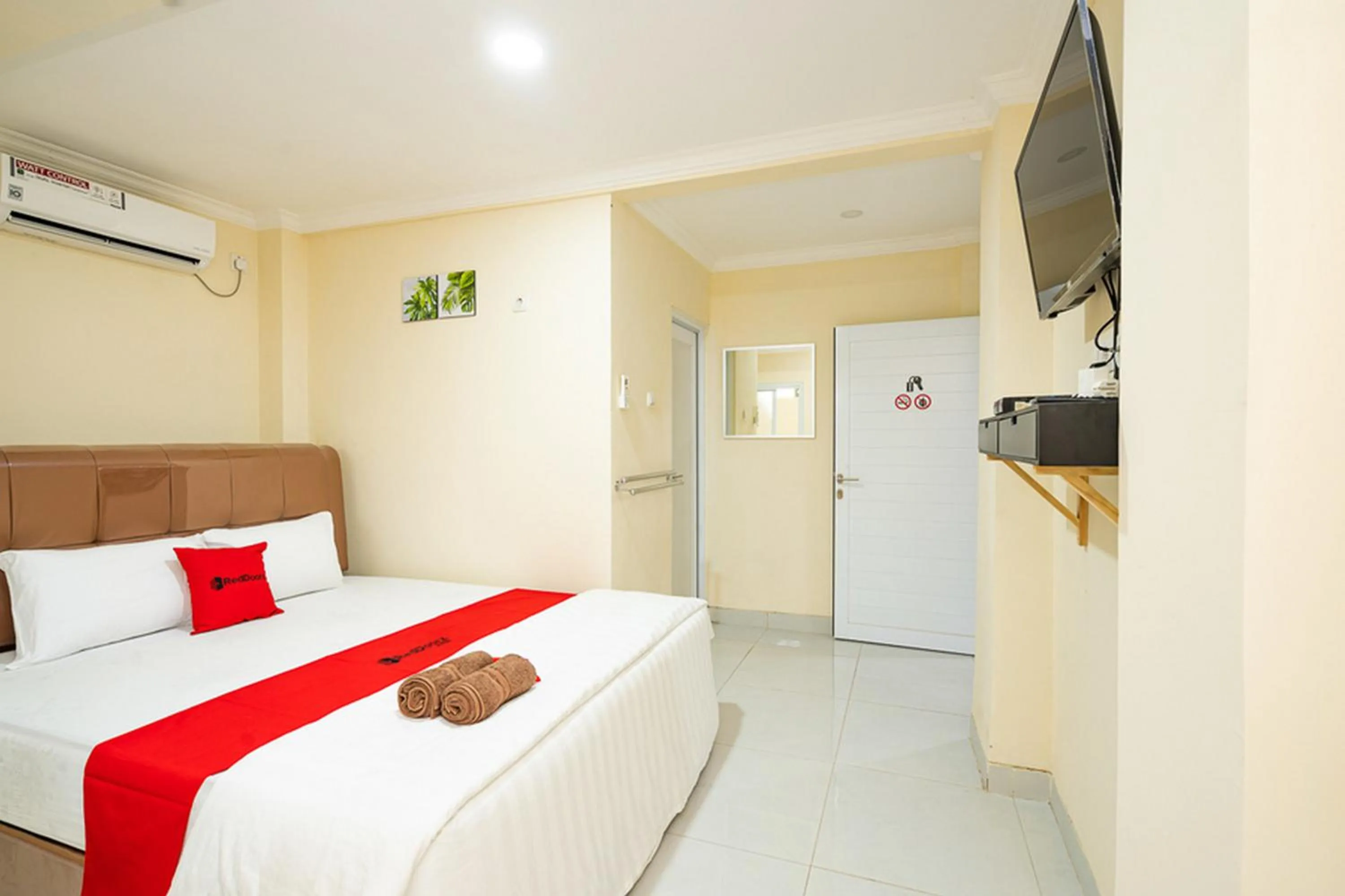 Bedroom, Bed in RedDoorz Syariah near Exit Toll Ciawi