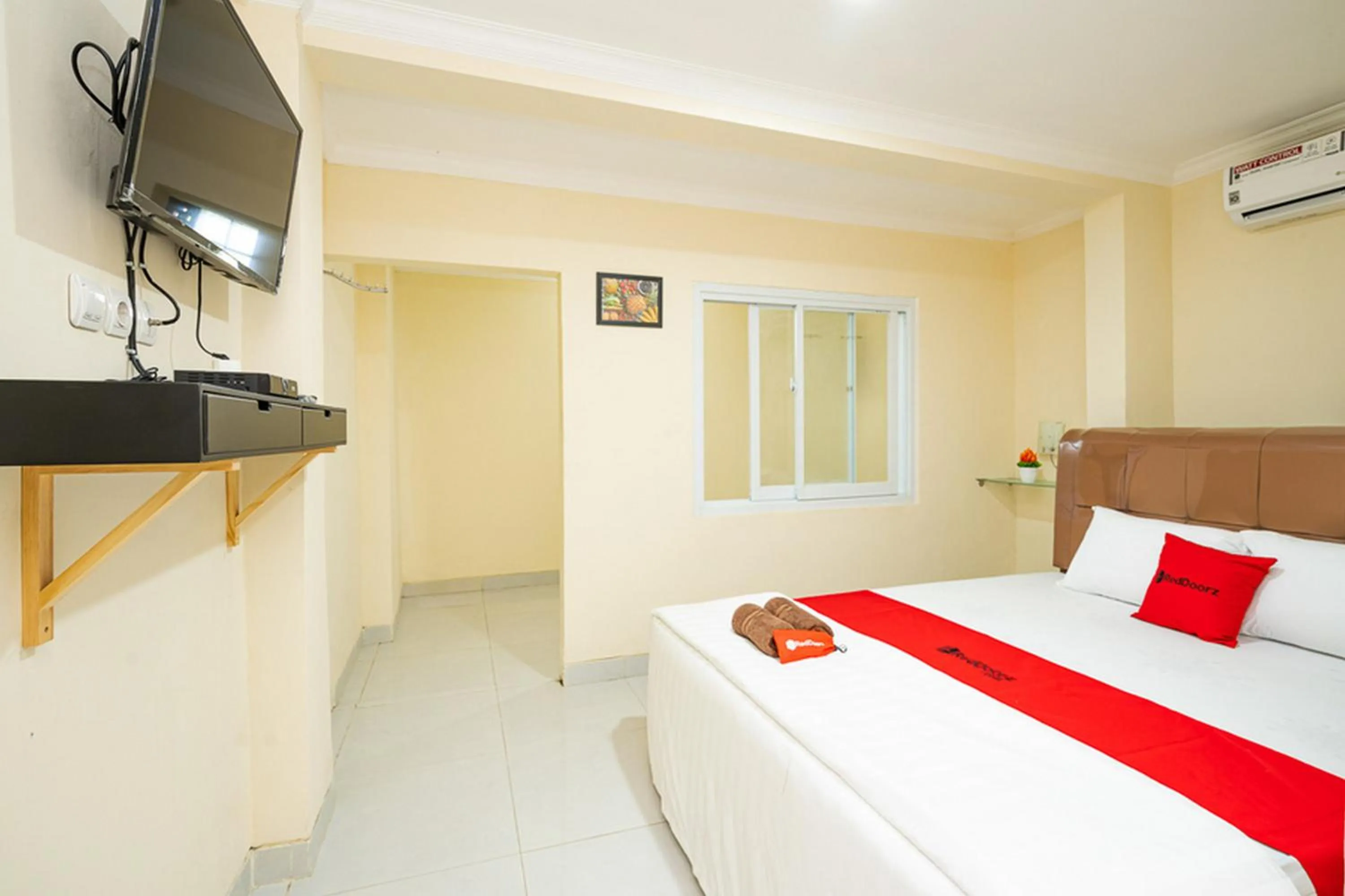 Bedroom, Bed in RedDoorz Syariah near Exit Toll Ciawi
