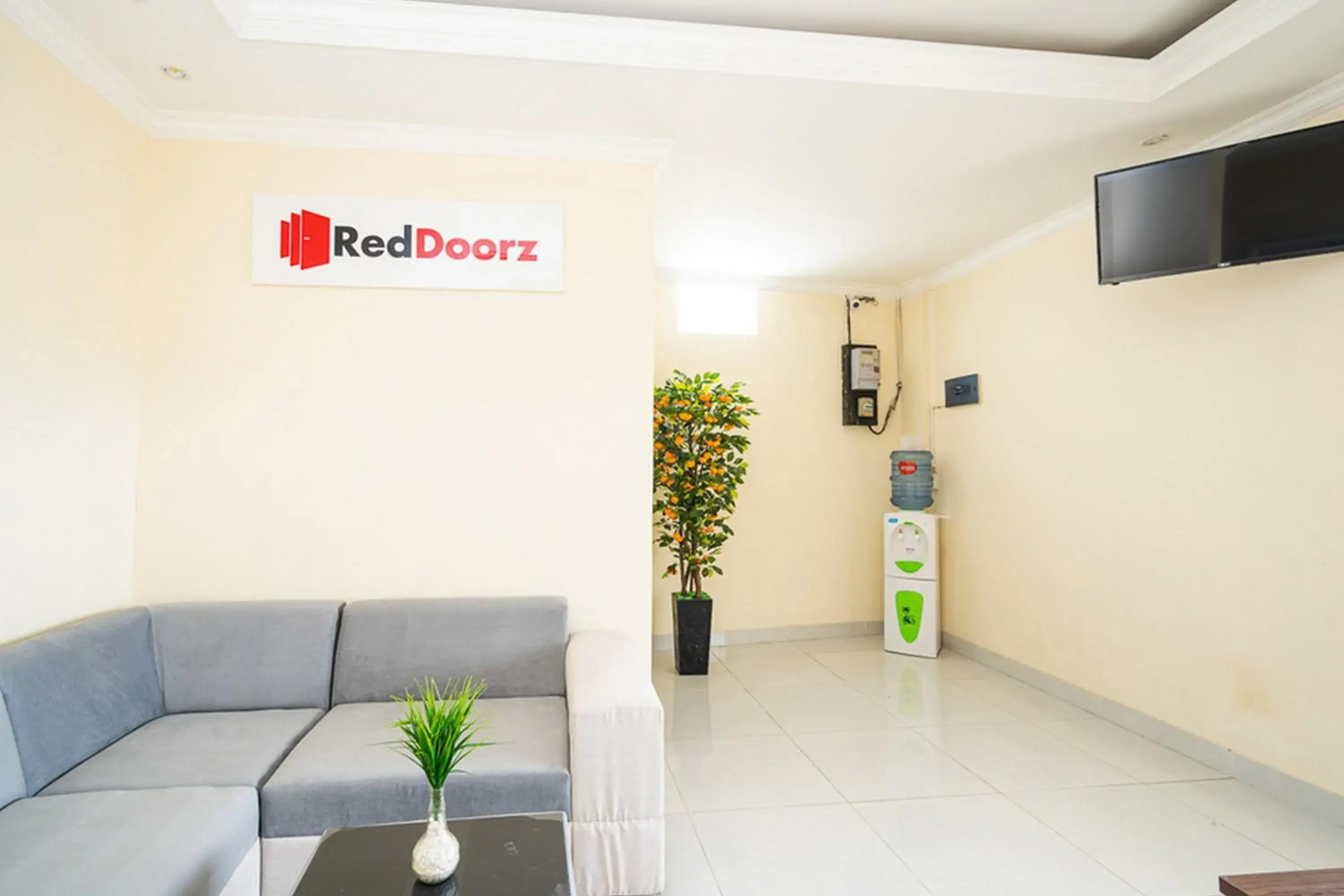 Lobby or reception in RedDoorz Syariah near Exit Toll Ciawi Lobby or reception in RedDoorz Syariah near Exit Toll Ciawi