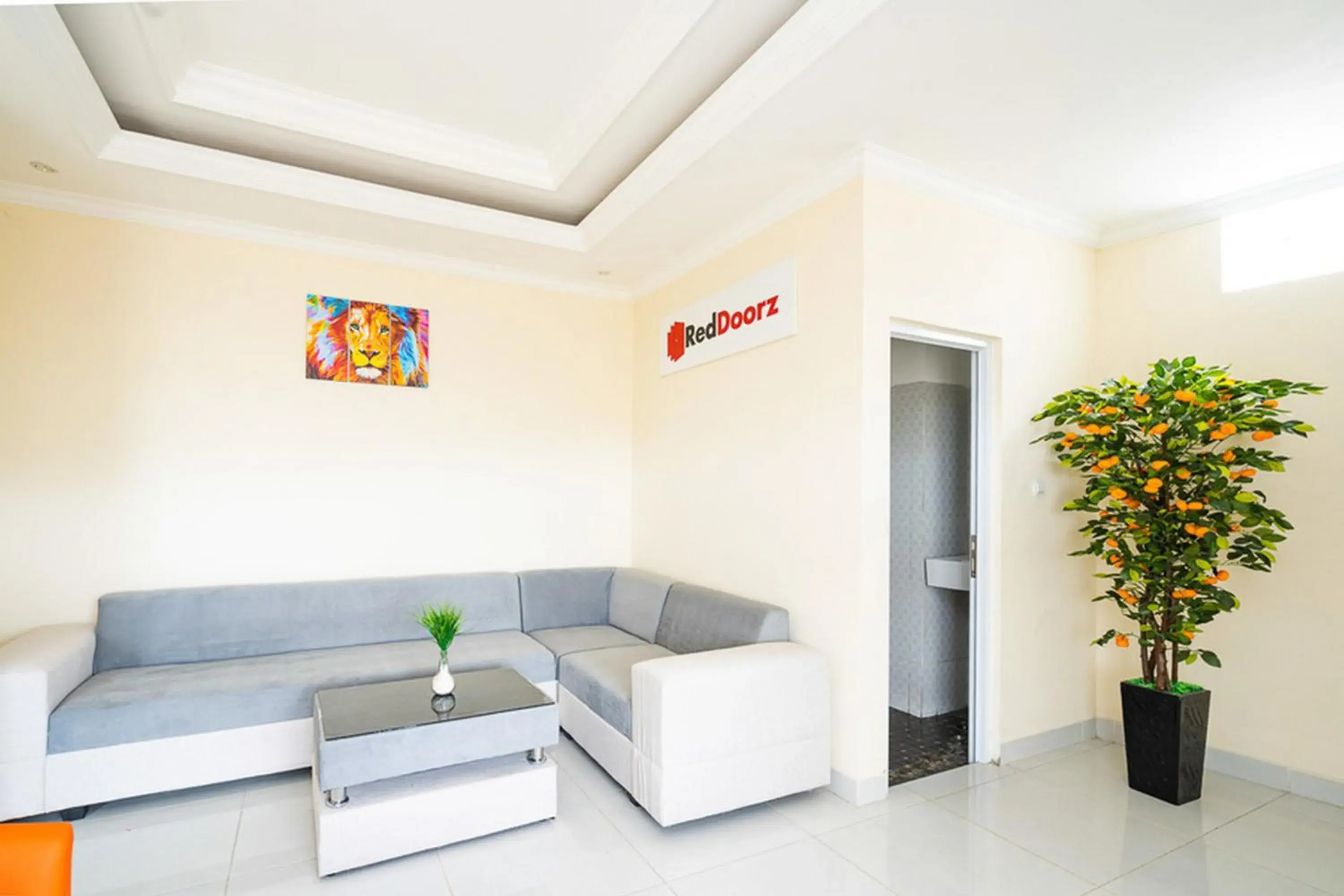 Lobby or reception in RedDoorz Syariah near Exit Toll Ciawi Lobby or reception in RedDoorz Syariah near Exit Toll Ciawi